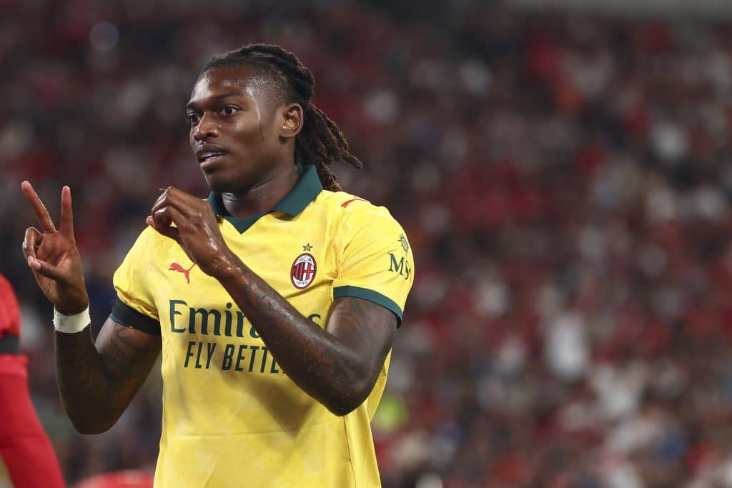 Rafael Leão comemorando em homenagem a Diogo Jota