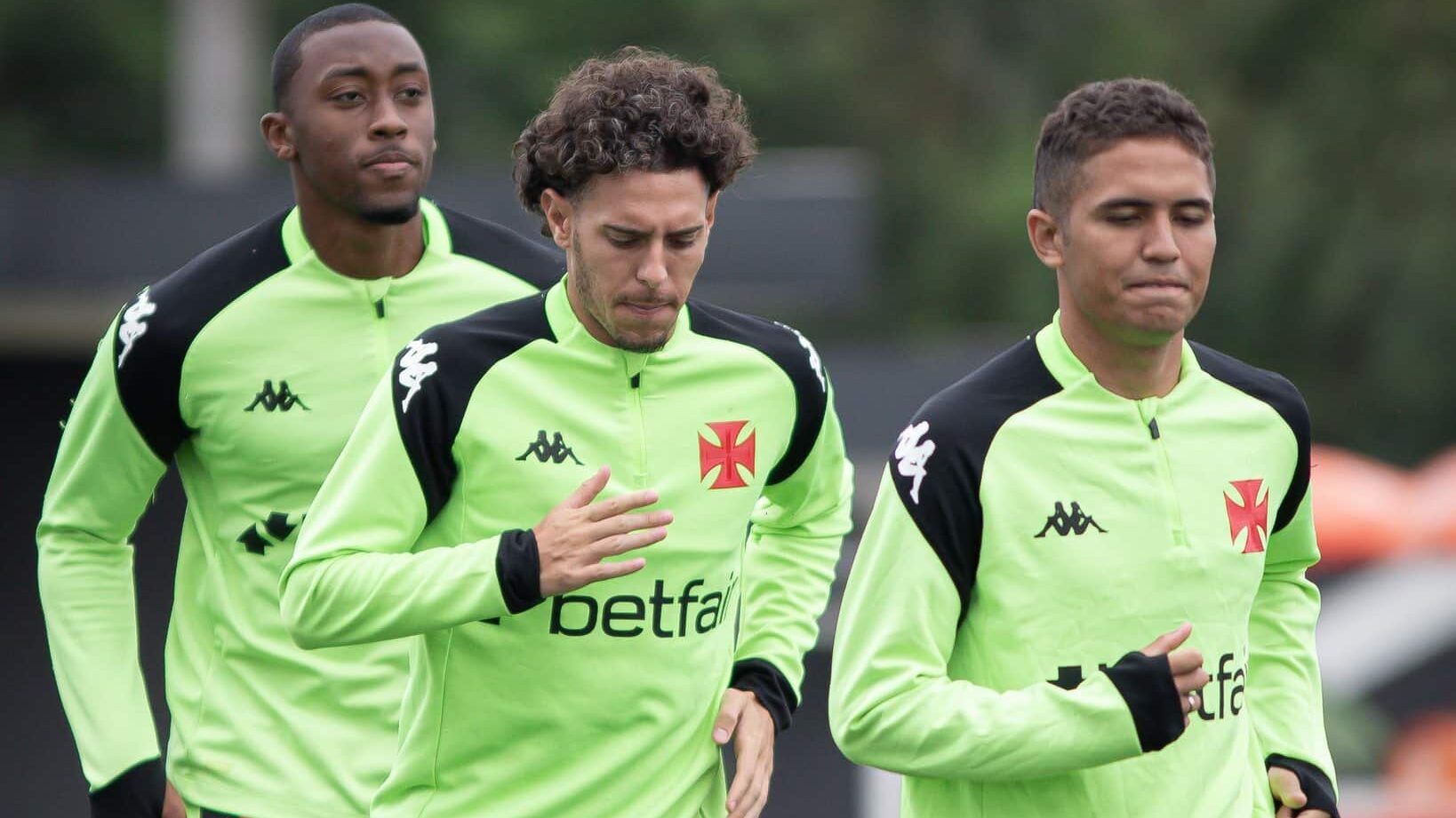 Jogadores do Vasco treinando