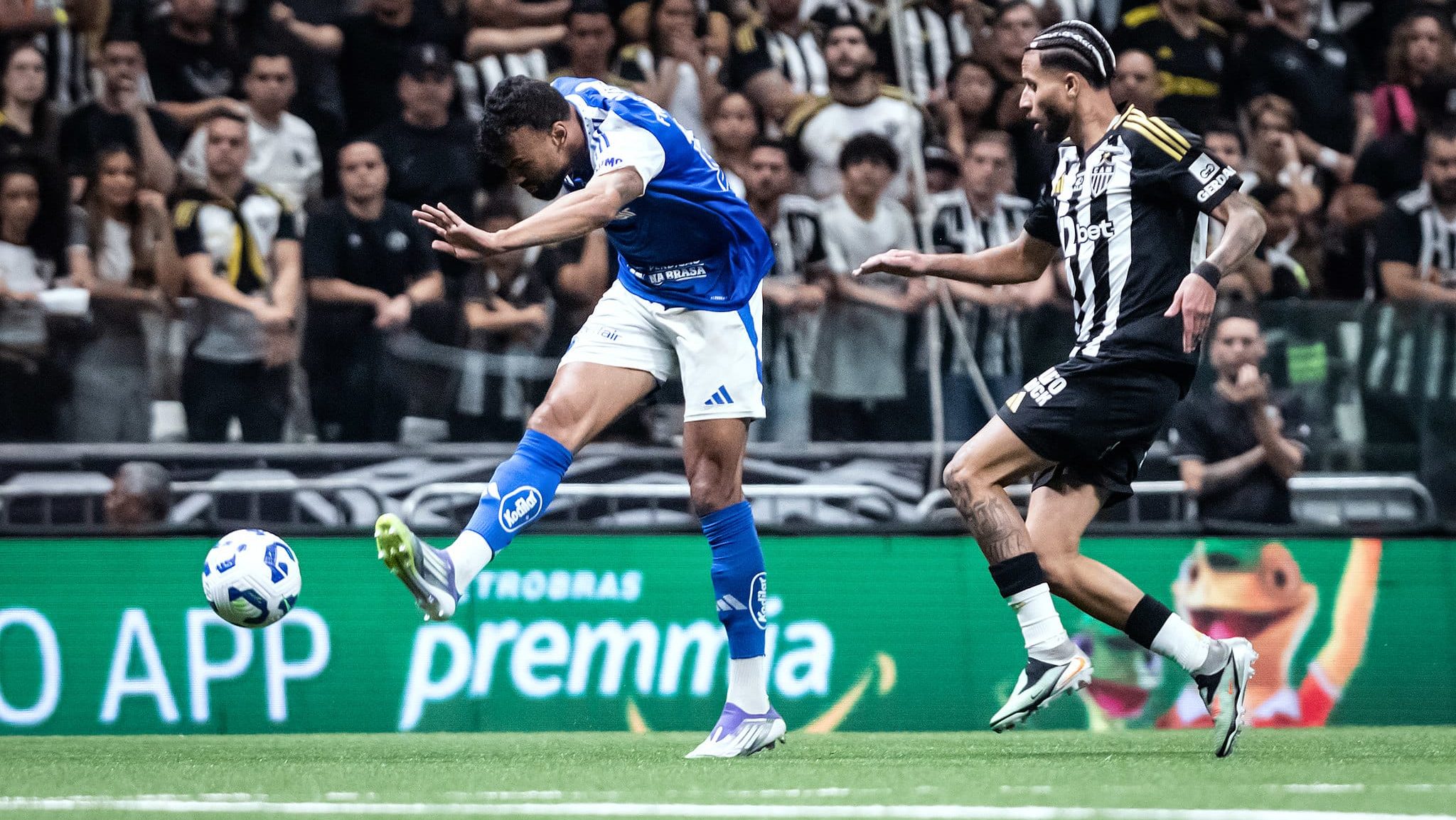 Chute de Fabrício Bruno que resultou no gol do Cruzeiro - Gustavo Aleixo / Cruzeiro