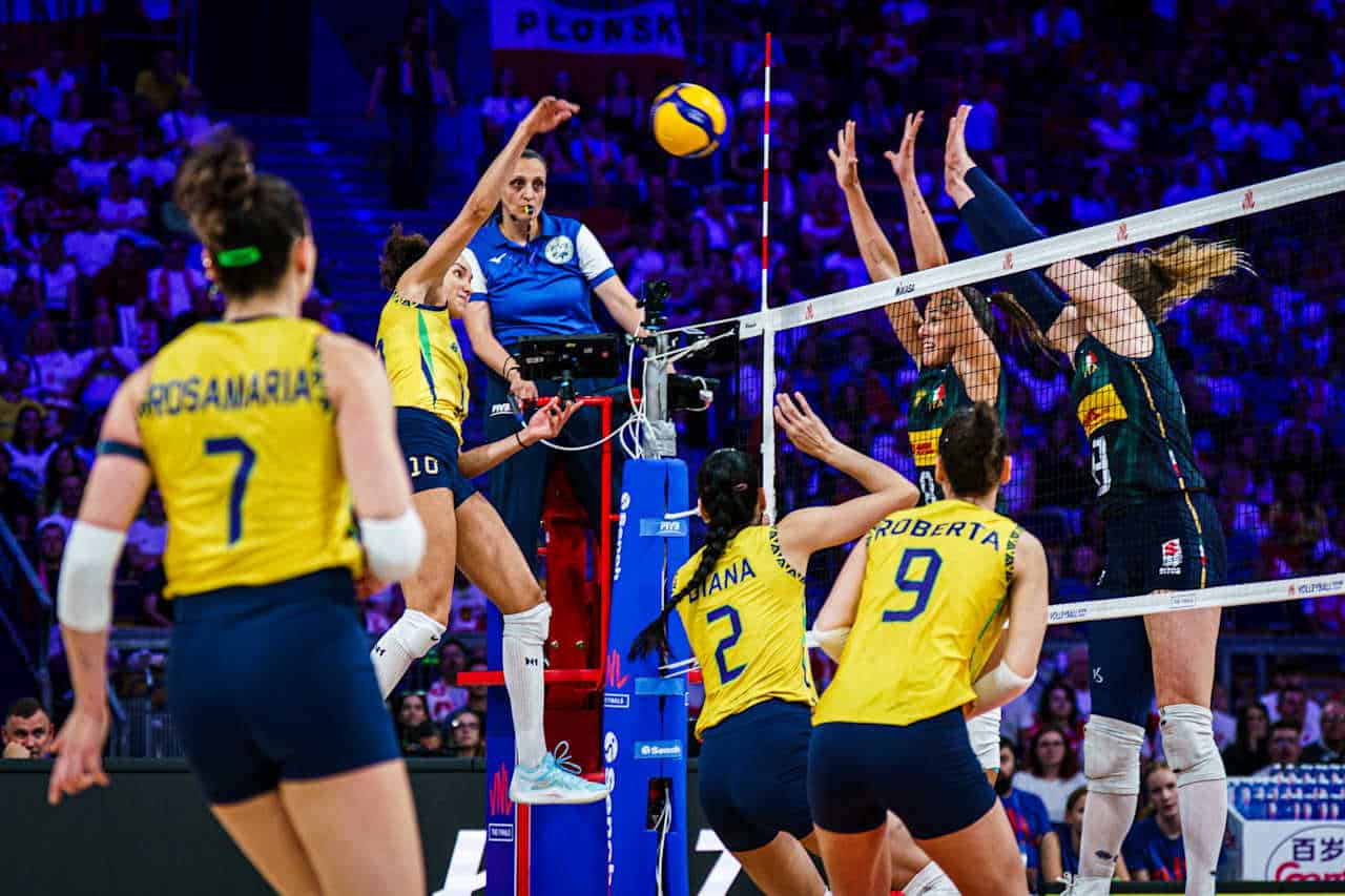 Gabi atacando no jogo entre Brasil e Itália