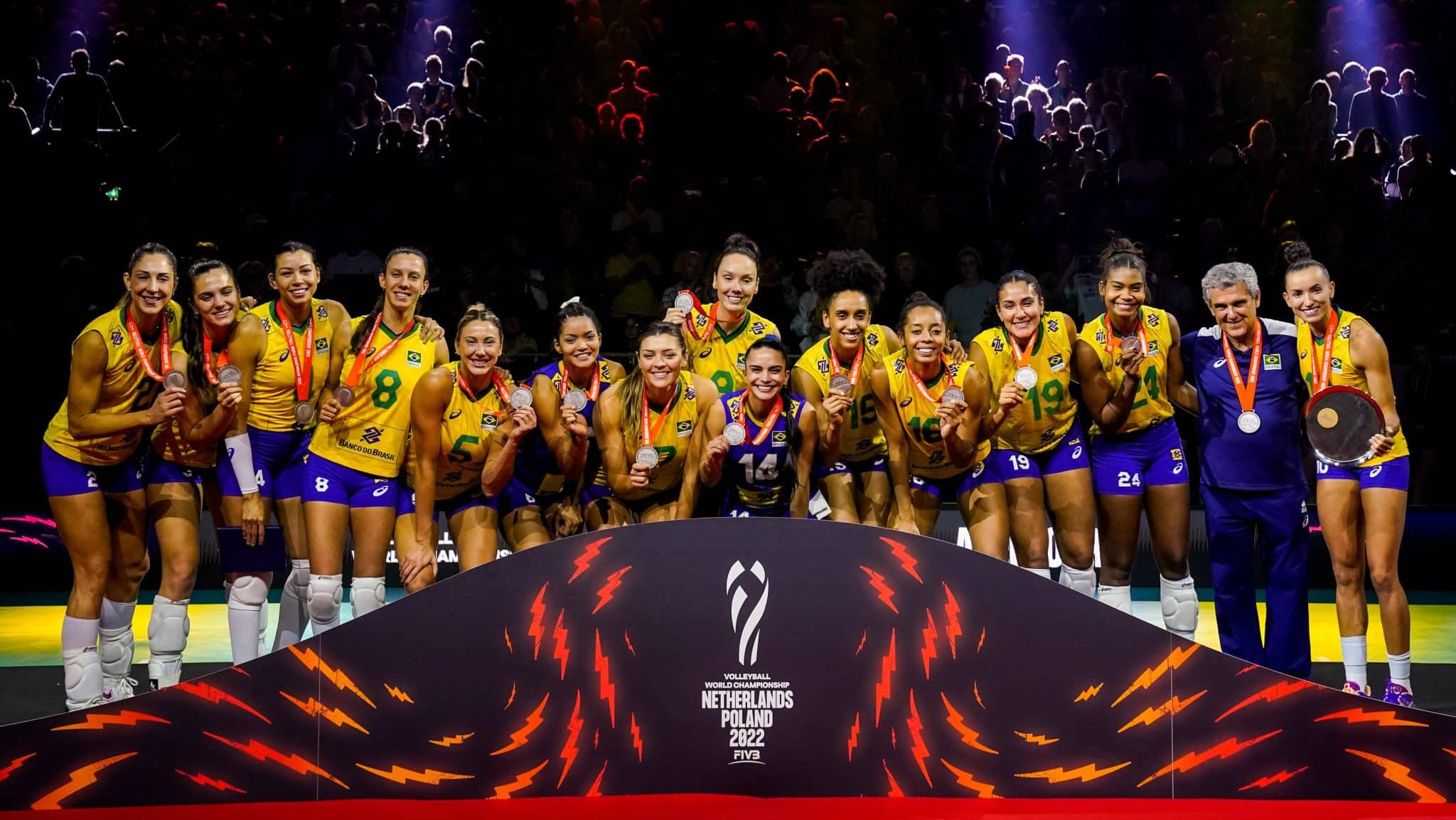 Jogadoras do Brasil com a medalha de prata em 2022