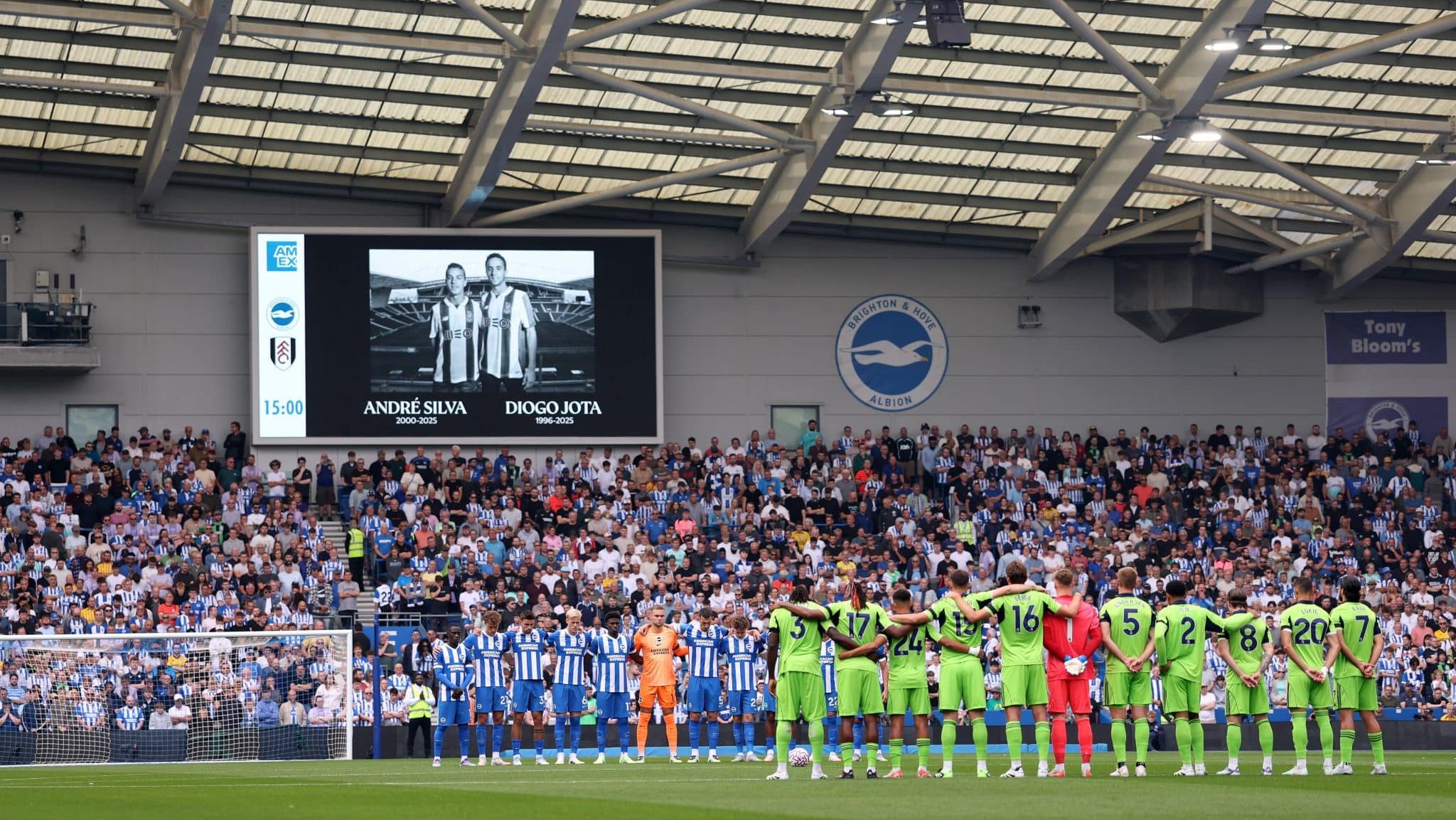 Jogadores de Brighton e Fulham prestam homenagem a Diogo Jota e seu irmão André Silva