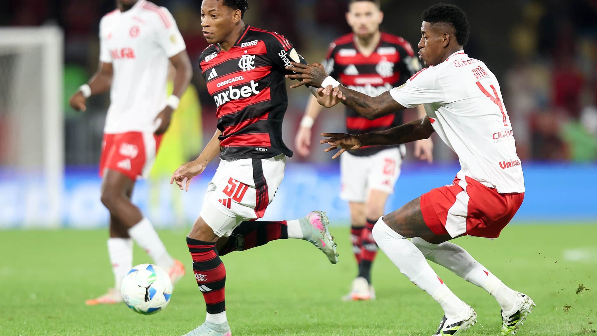 Plata conduz a bola, marcado por Vitão