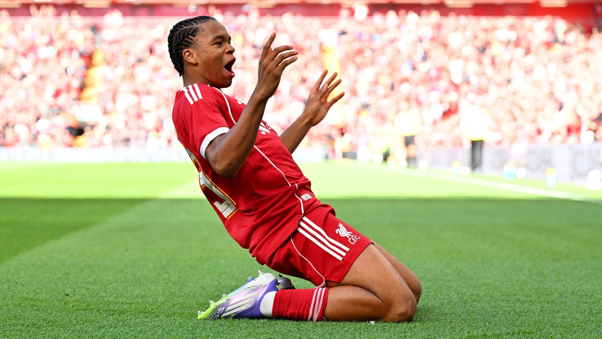Ngumoha comemorando gol pelo Liverpool - Foto: Liverpool FC via Getty Images