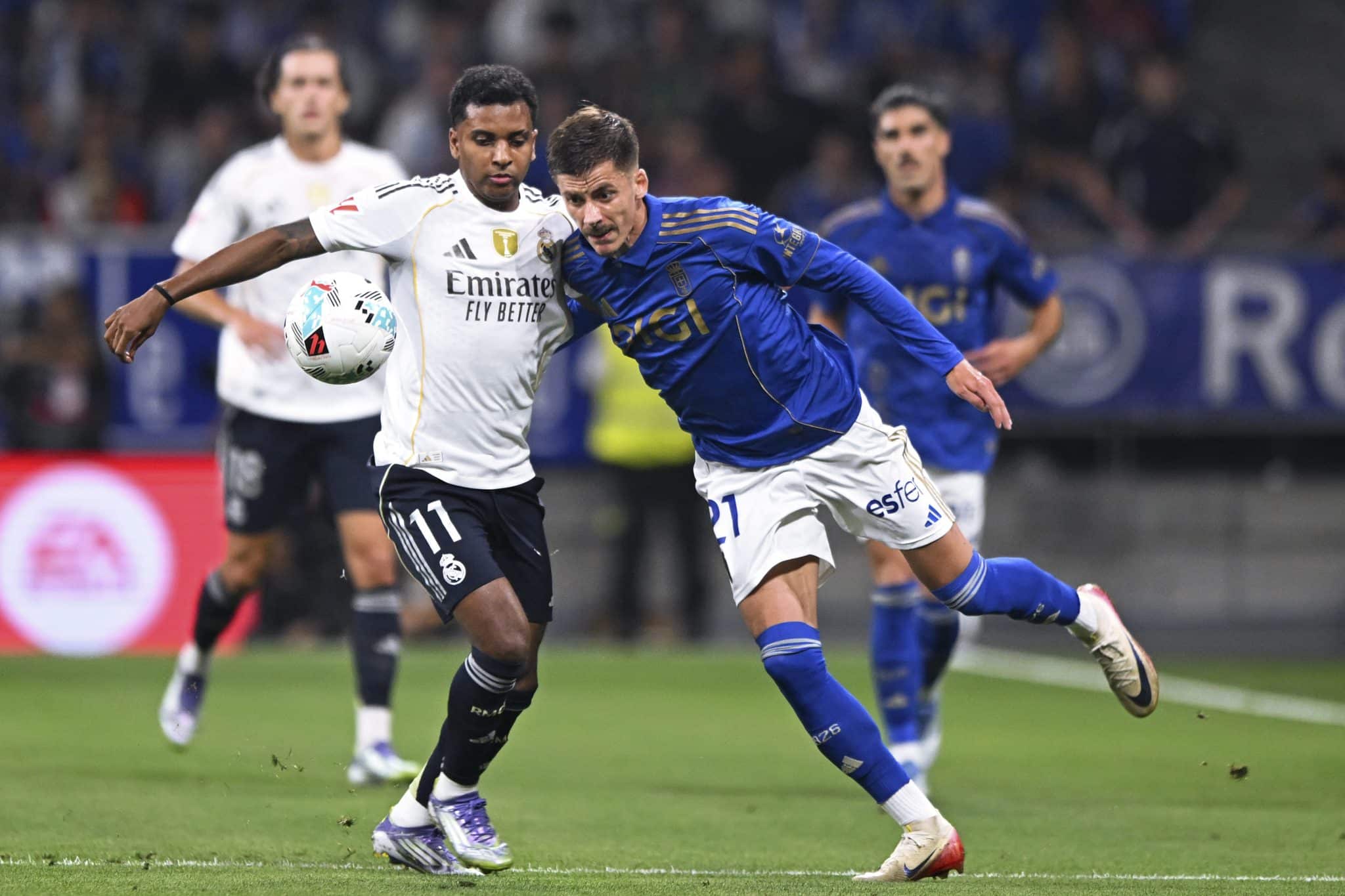 Rodrygo disputa bola contra o Oviedo