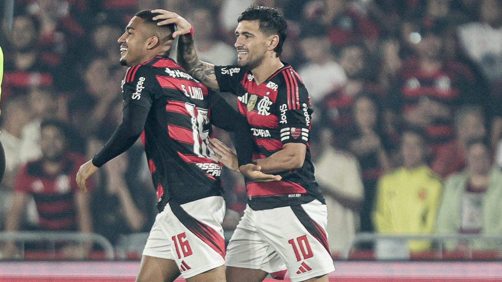 Samuel Lino e Arrascaeta comemoram gol sobre o Vitória