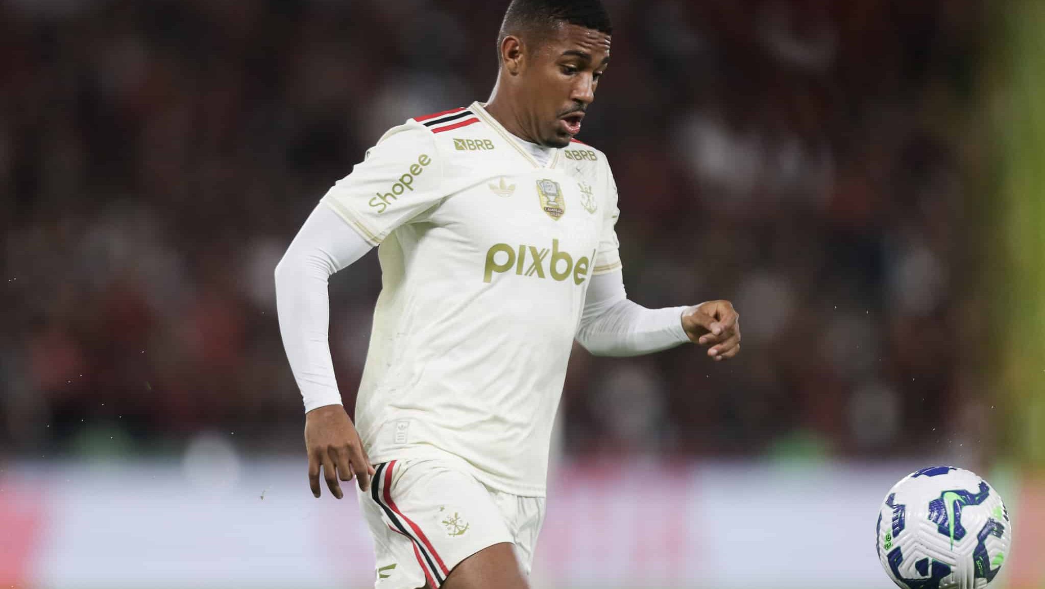 Samuel Lino olha para a bola