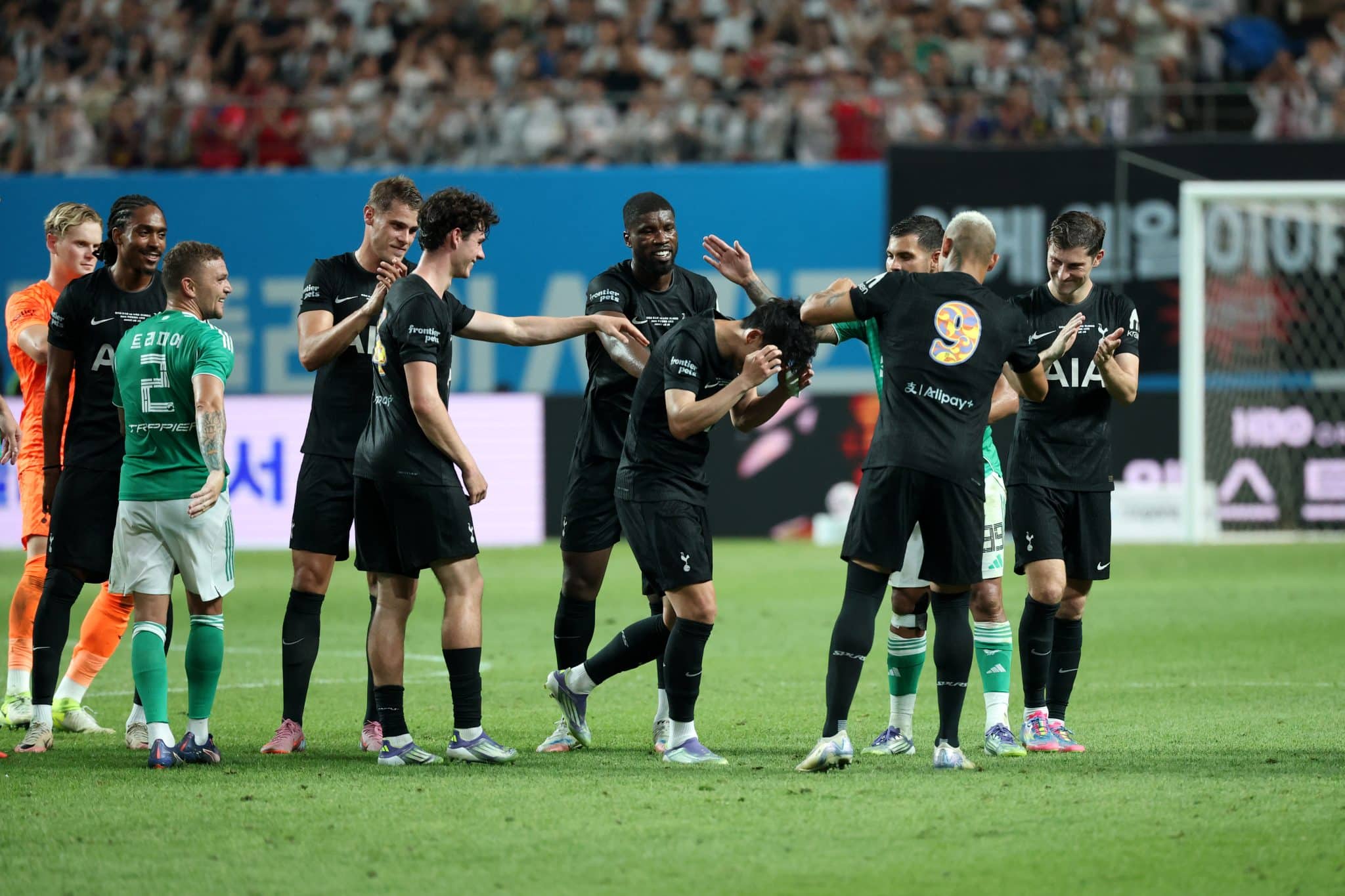 Son em meio a jogadores do Tottenham