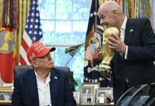 Donald Trump e Gianni Infantino com a taça do mundo nas mãos
