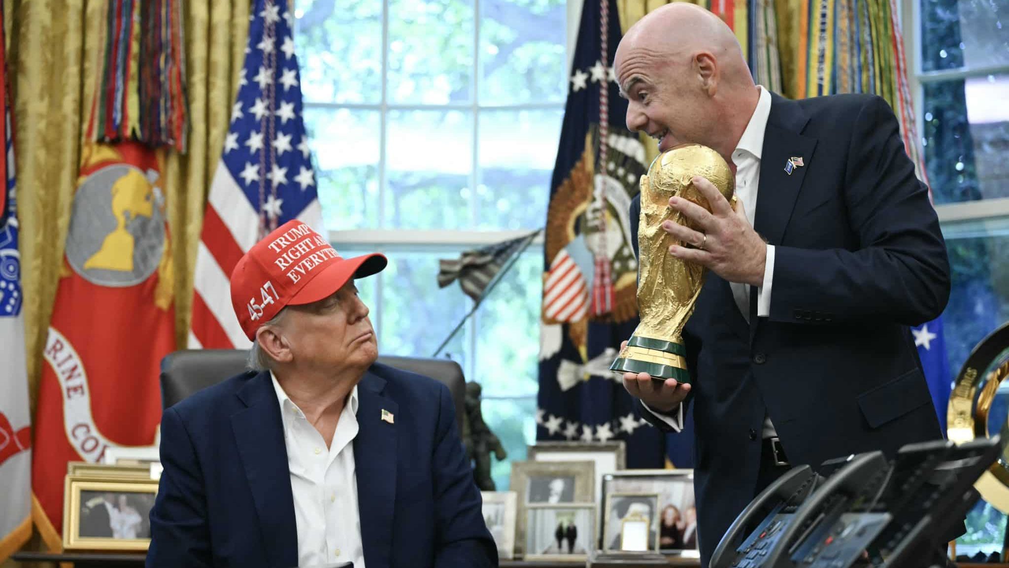 Donald Trump e Gianni Infantino com a taça do mundo nas mãos