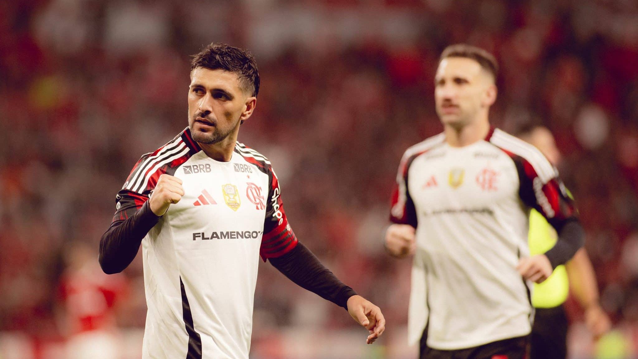 Arrascaeta e Léo Ortiz pelo Flamengo