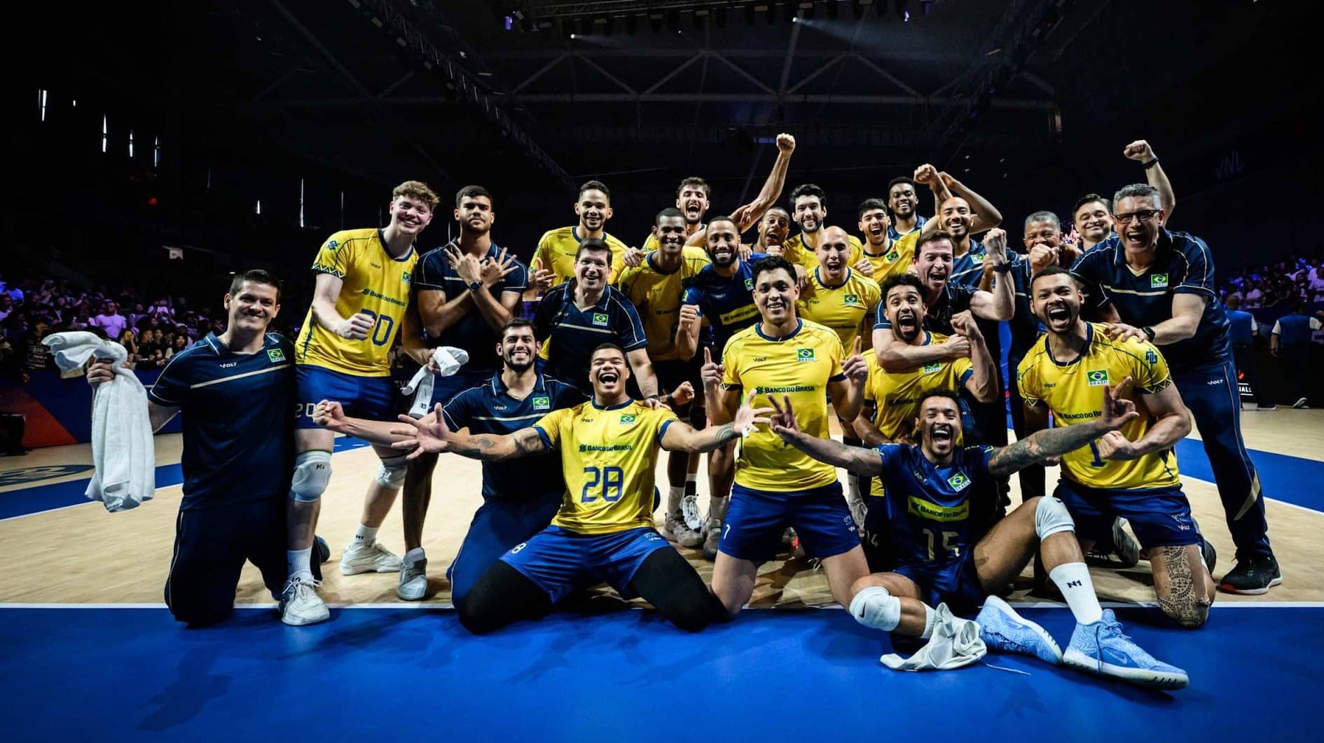 Jogadores do Brasil reunidos comemorando
