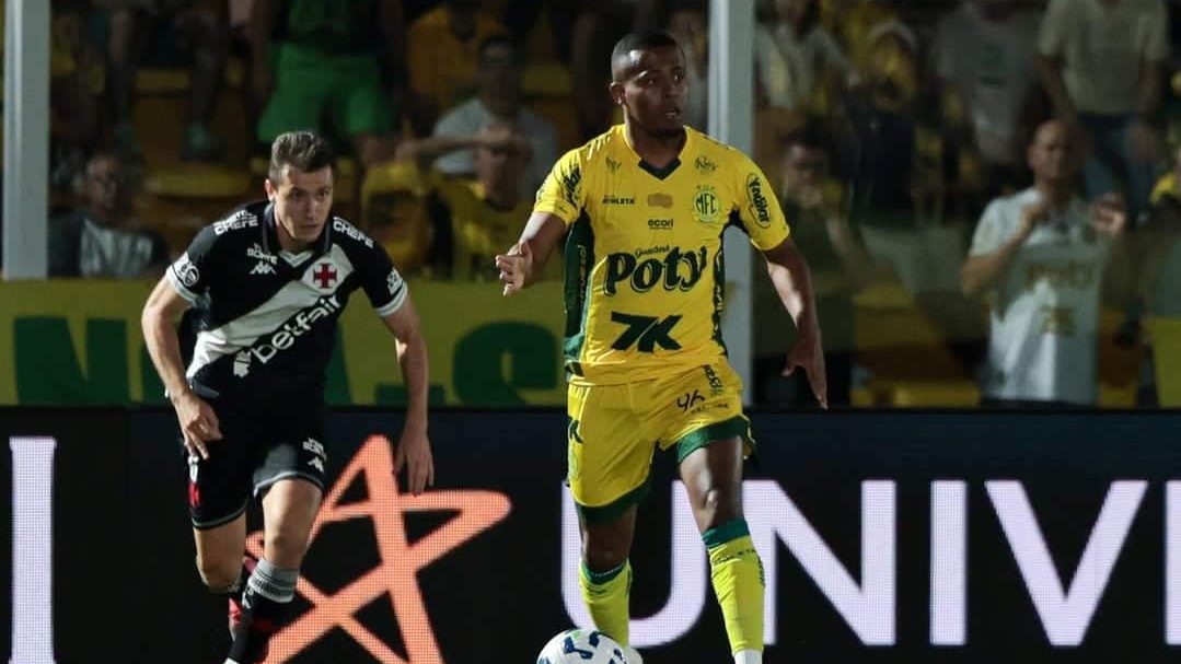 Carlos Eduardo, do Mirassol, em ação contra o Vasco - JP Pinheiro/Agência Mirassol