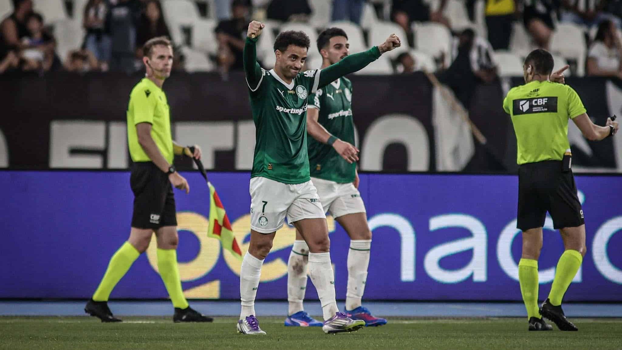 Felipe Anderson comemorando gol pelo Palmeiras contra o Botafogo pelo Brasileirão