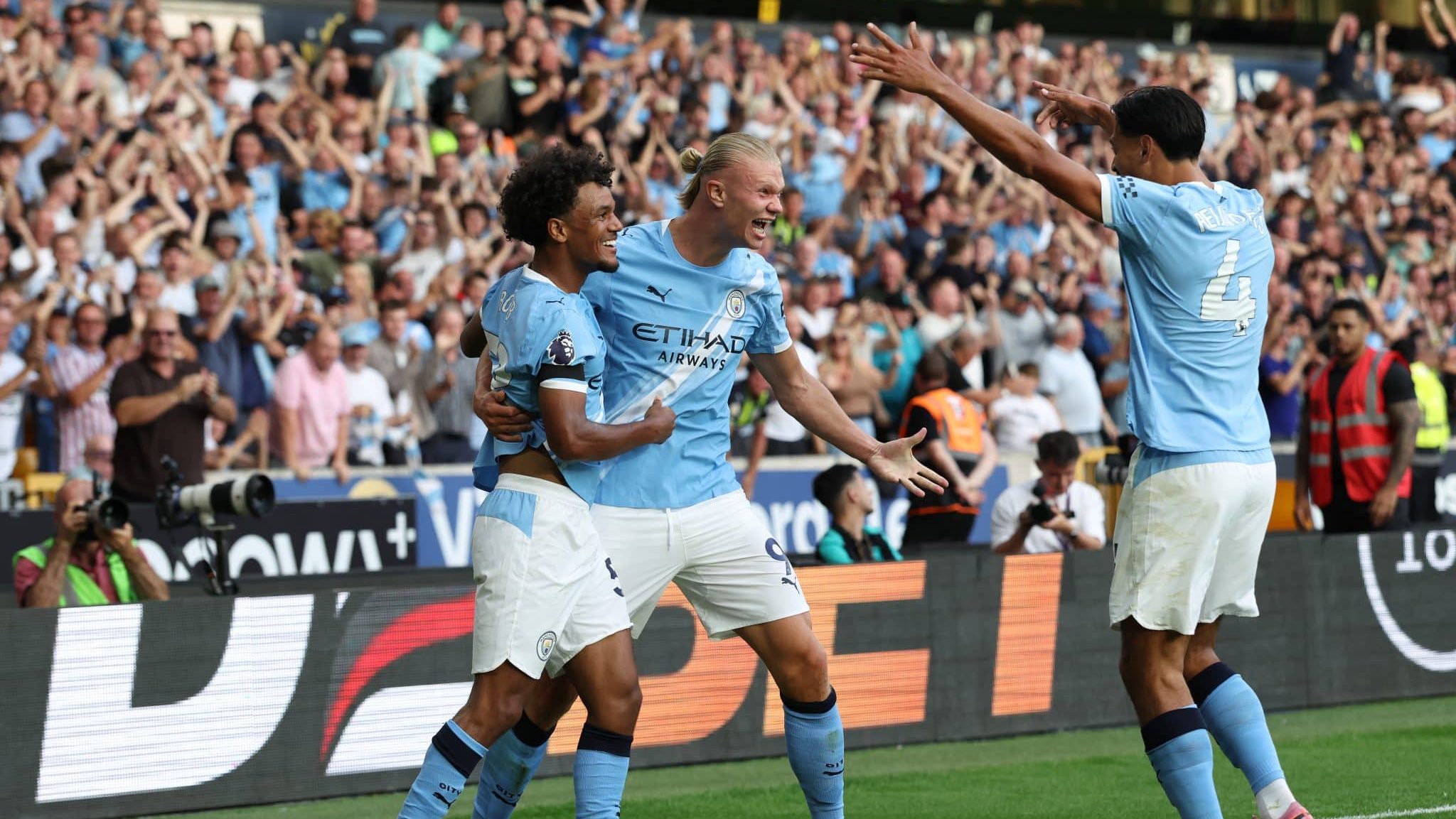 Jogadores do City comemoram na goleada sobre o Wolverhampton