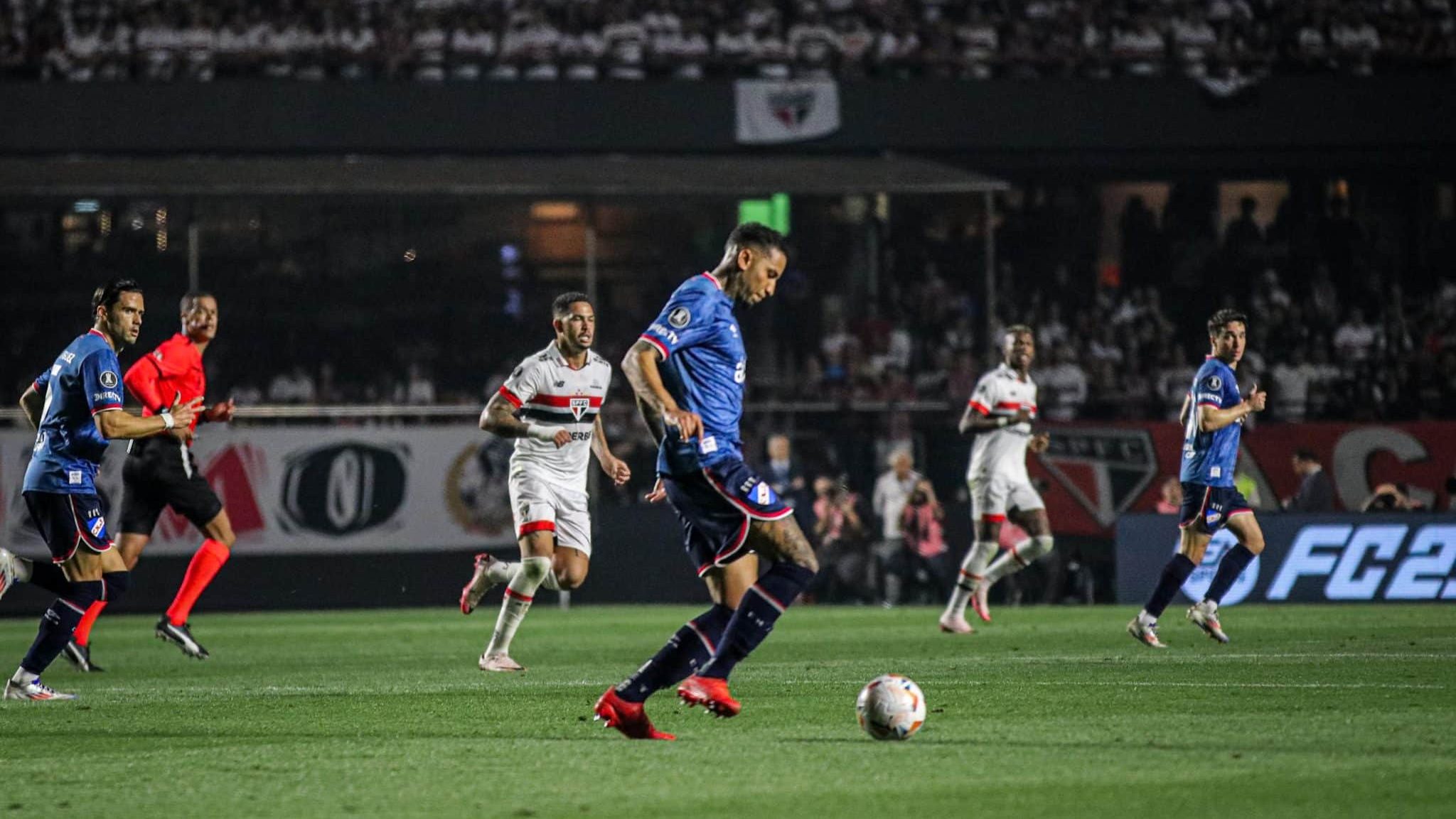 Juan Izquierdo em ação contra o São Paulo - Luccas Souza/MyPhoto Press/Gazeta Press