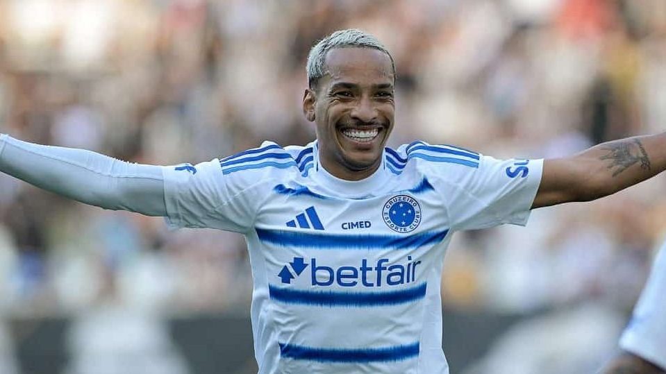 Kaio Jorge e Matheus Pereira comemorando gol do Cruzeiro contra o Botafogo