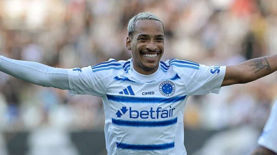 Kaio Jorge e Matheus Pereira comemorando gol do Cruzeiro contra o Botafogo