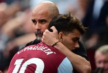 Lucas Paquetá e Pep Guardiola abraçados. Foto: Ben Stansall/AFP via Getty Images