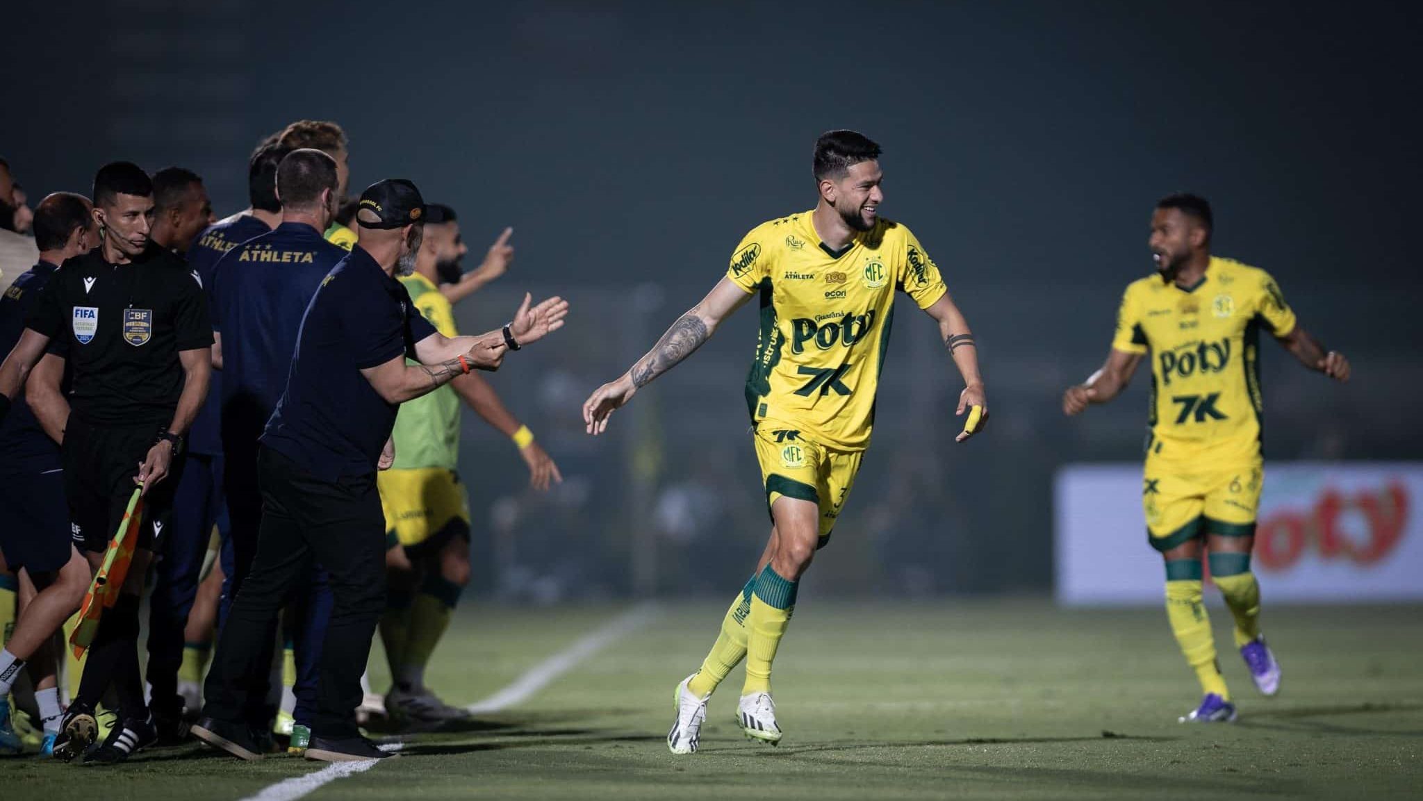 Jogadores do Mirassol comemorando gol na goleada de 5 a 1 contra o Bahia