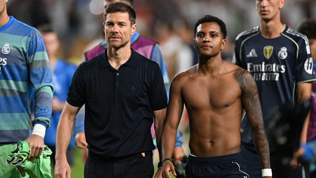 Xabi Alonso, técnico do Real Madrid, ao lado de Rodrygo - Stephen Nadler/ISI Photos/ISI Photos via Getty Images