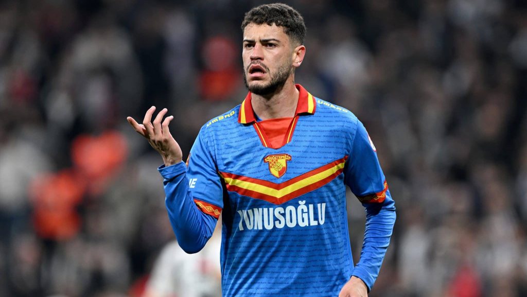 Rômulo em ação pelo Goztepe, da Turquia - Ahmet Okatali/Anadolu via Getty Images