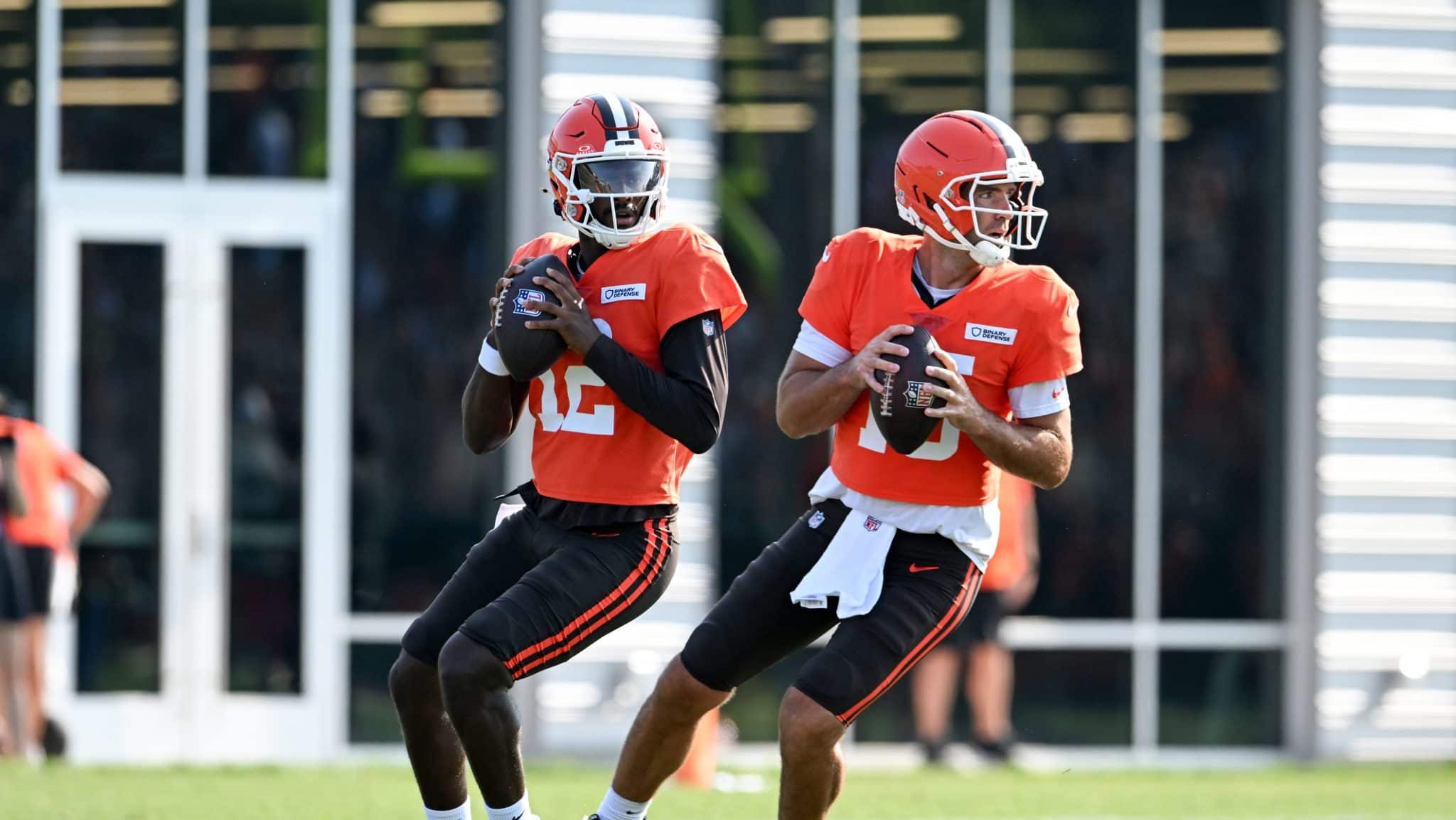 Shedeur Sanders e Joe Flacco pelo Cleveland Browns