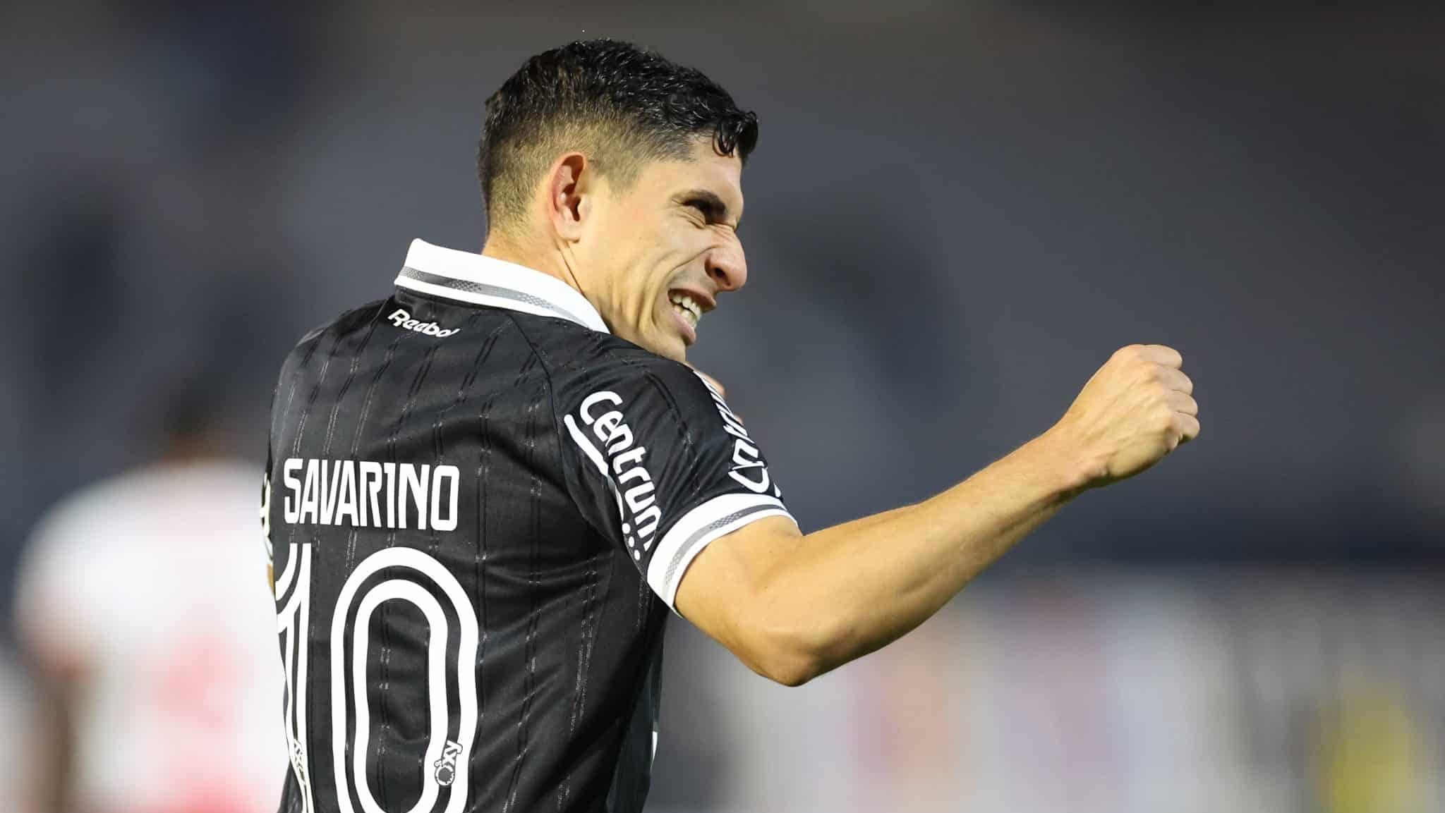 Savarino comemorando gol pelo Botafogo