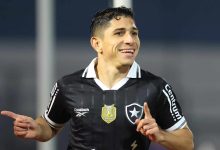 Savarino comemorando gol pelo Botafogo