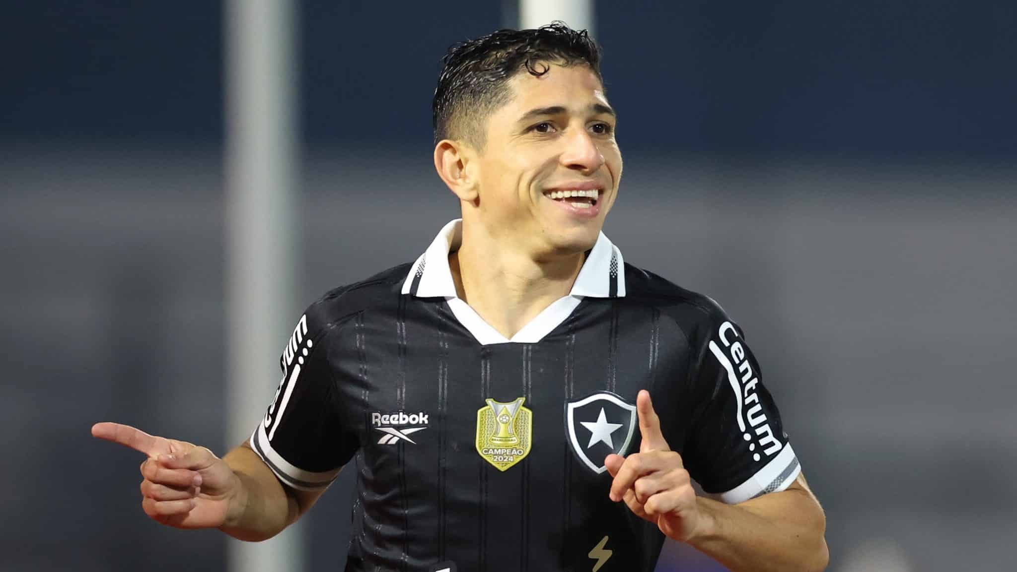 Savarino comemorando gol pelo Botafogo