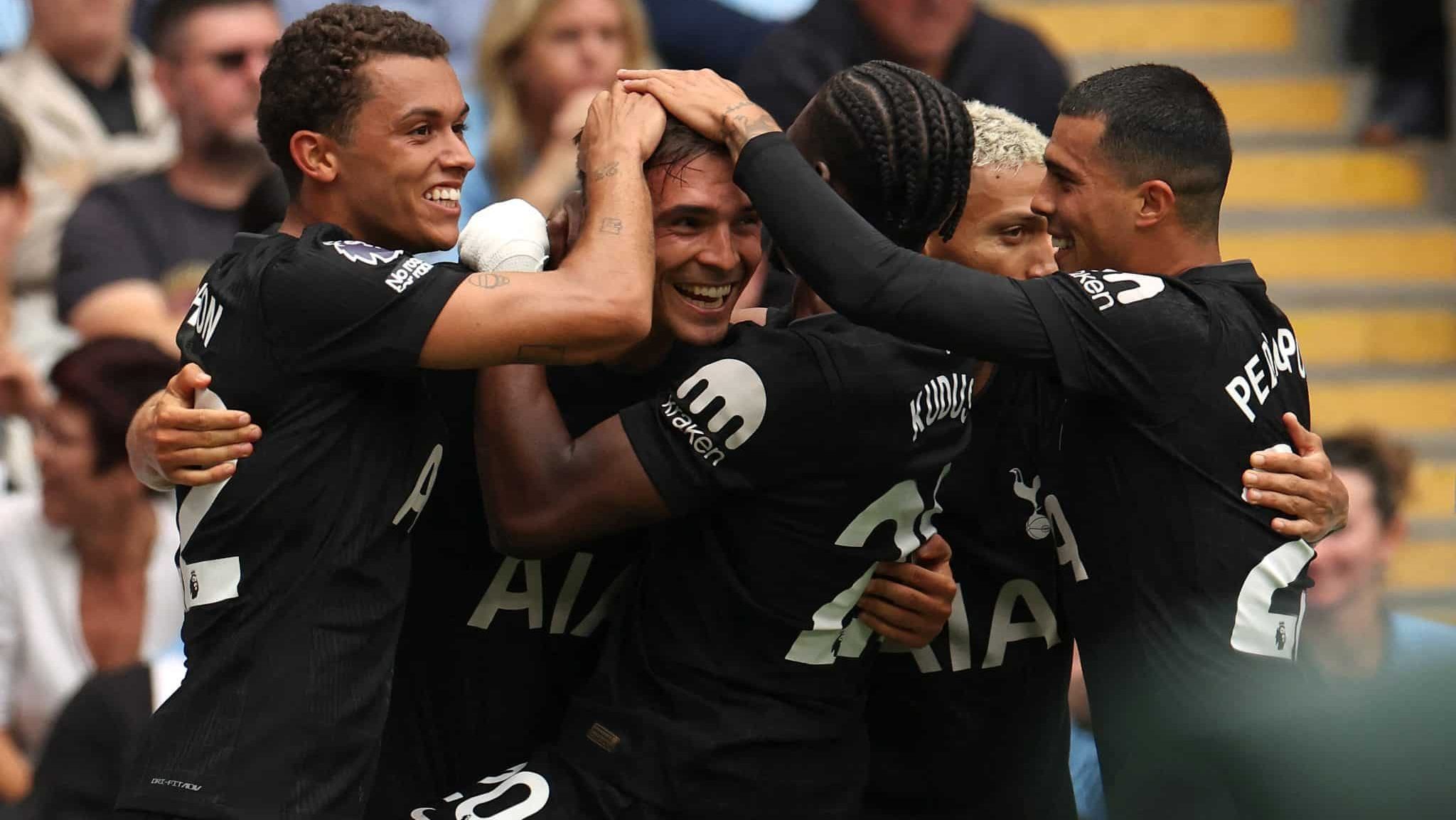 Jogadores do Tottenham comemorando gol contra o Manchester City - DARREN STAPLES/AFP via Getty Images