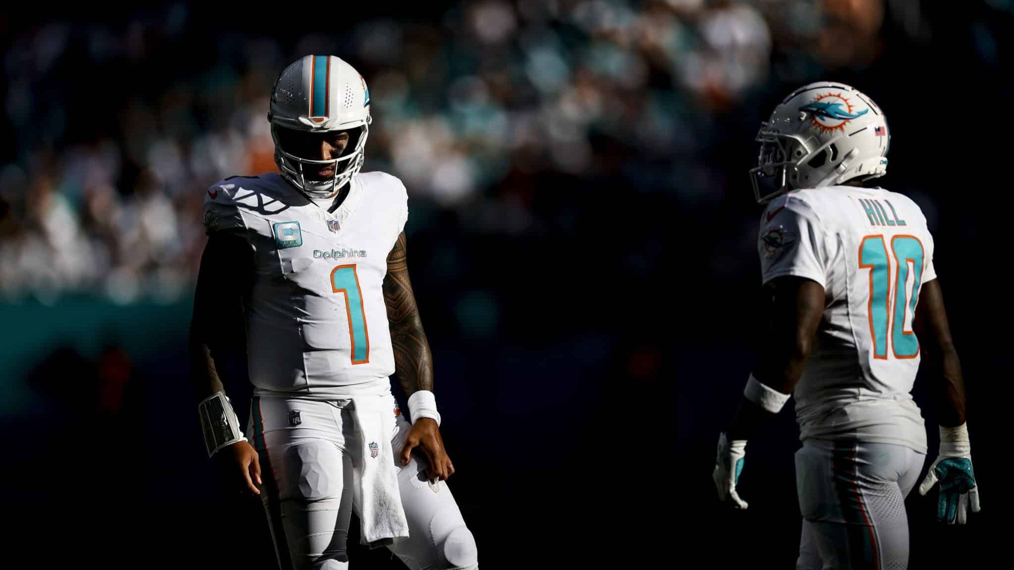 Tua Tagovailoa e Tyreek Hill pelo Miami Dolphins