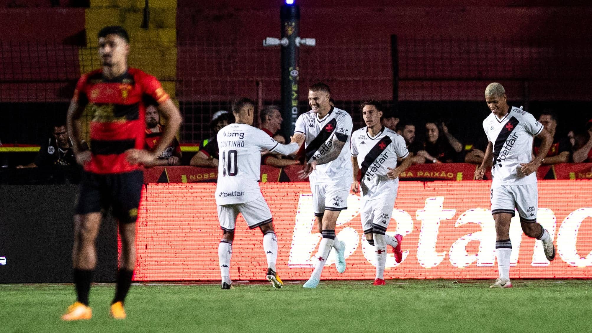 Vegetti comemorando gol do Vasco contra o Sport
