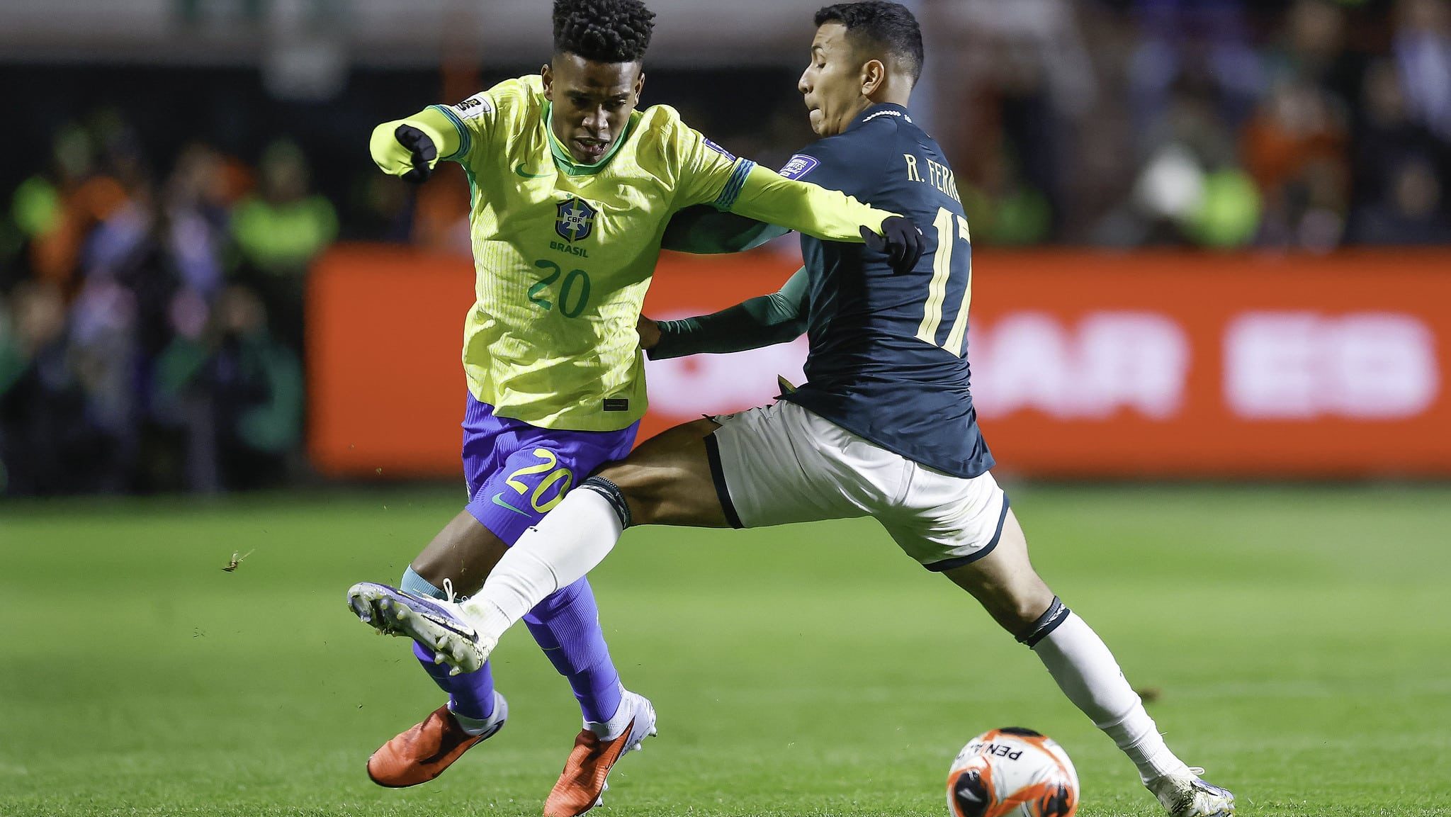 Estêvão contra jogador da Bolívia