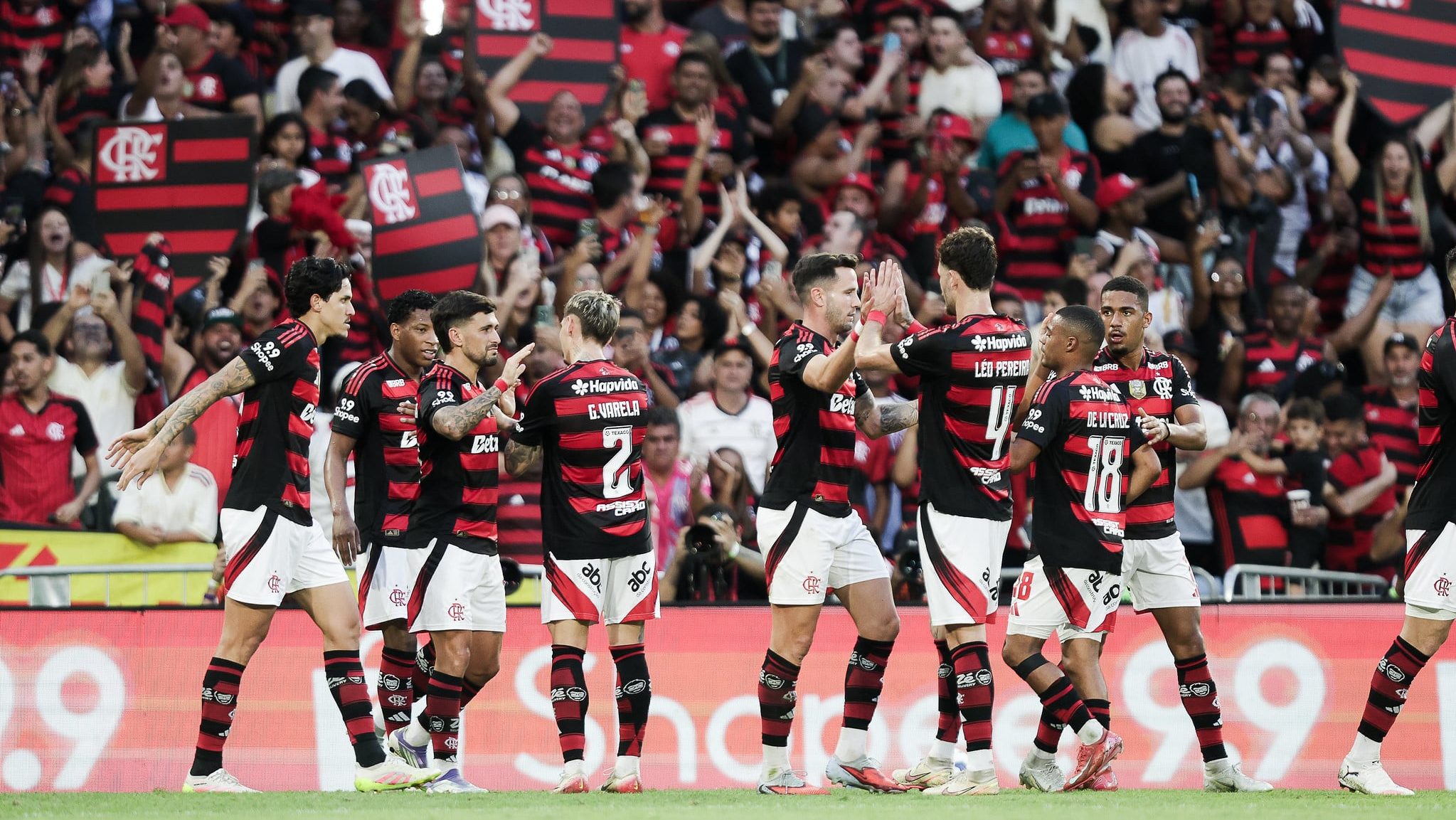 Jogadores do Flamengo comemorando gol