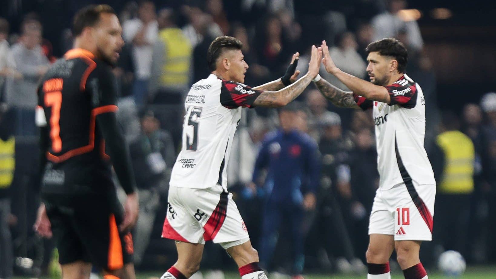 Jogadores do Flamengo comemoram gol