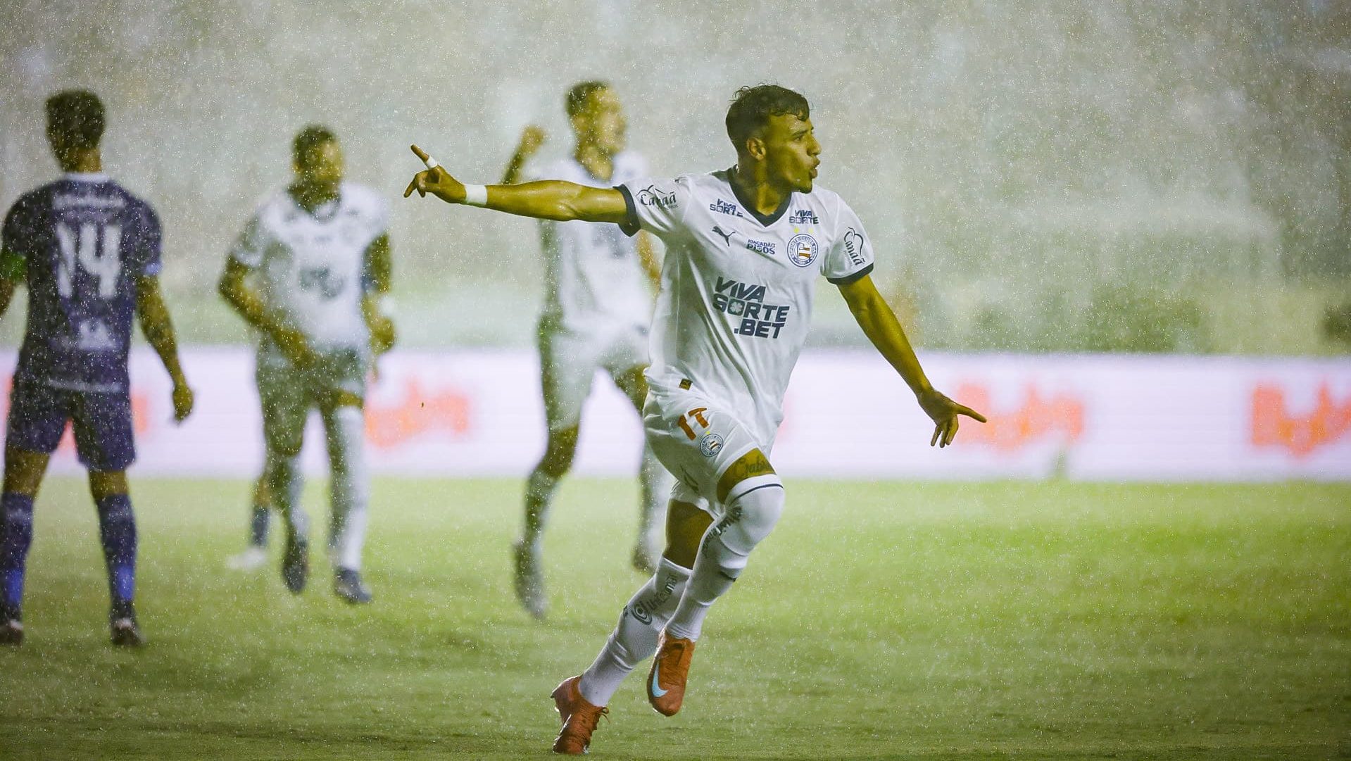 Lucho Rodríguez comemora gol do Bahia sobre o Confiança