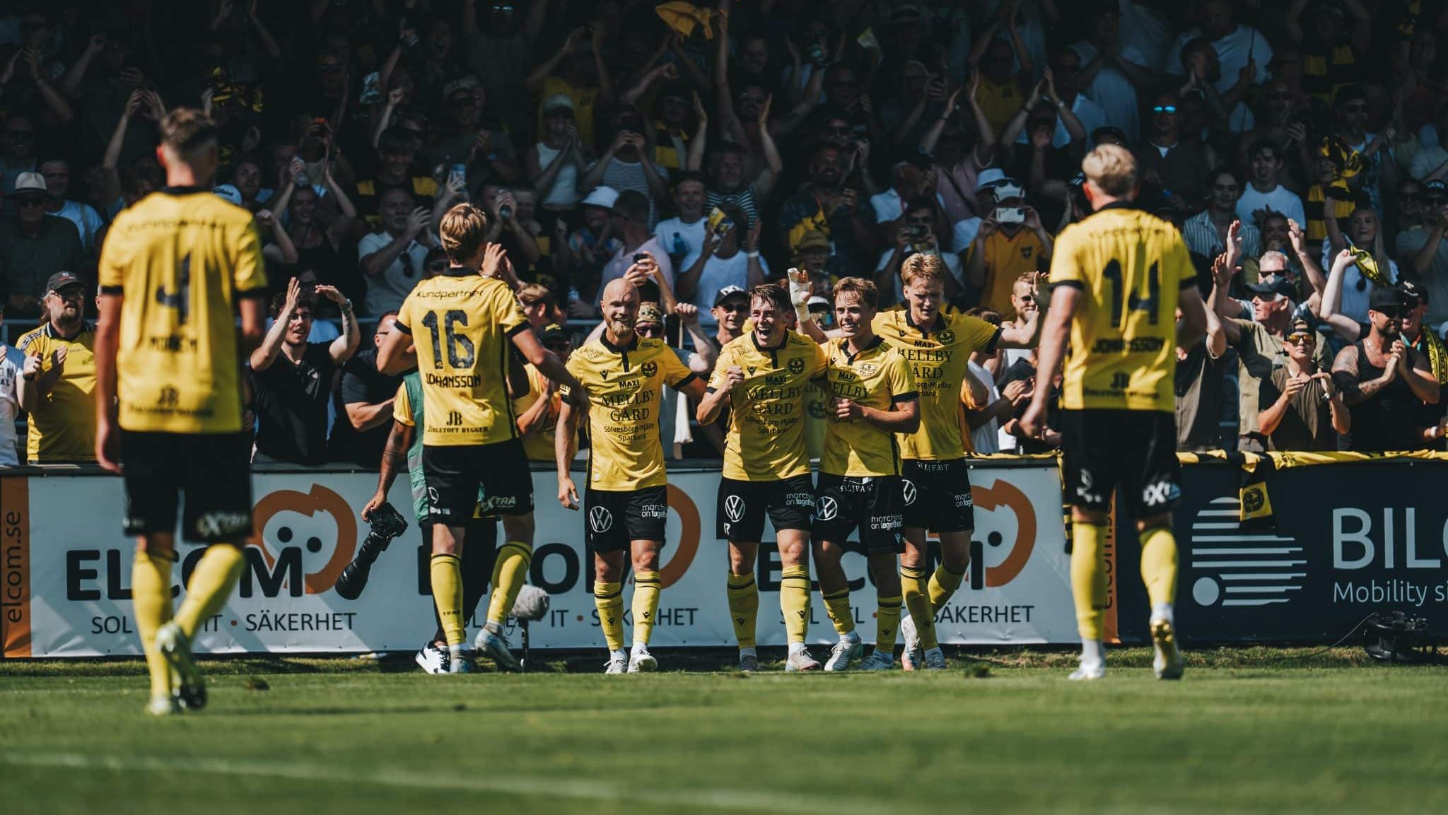 Mjällby comemorando gol