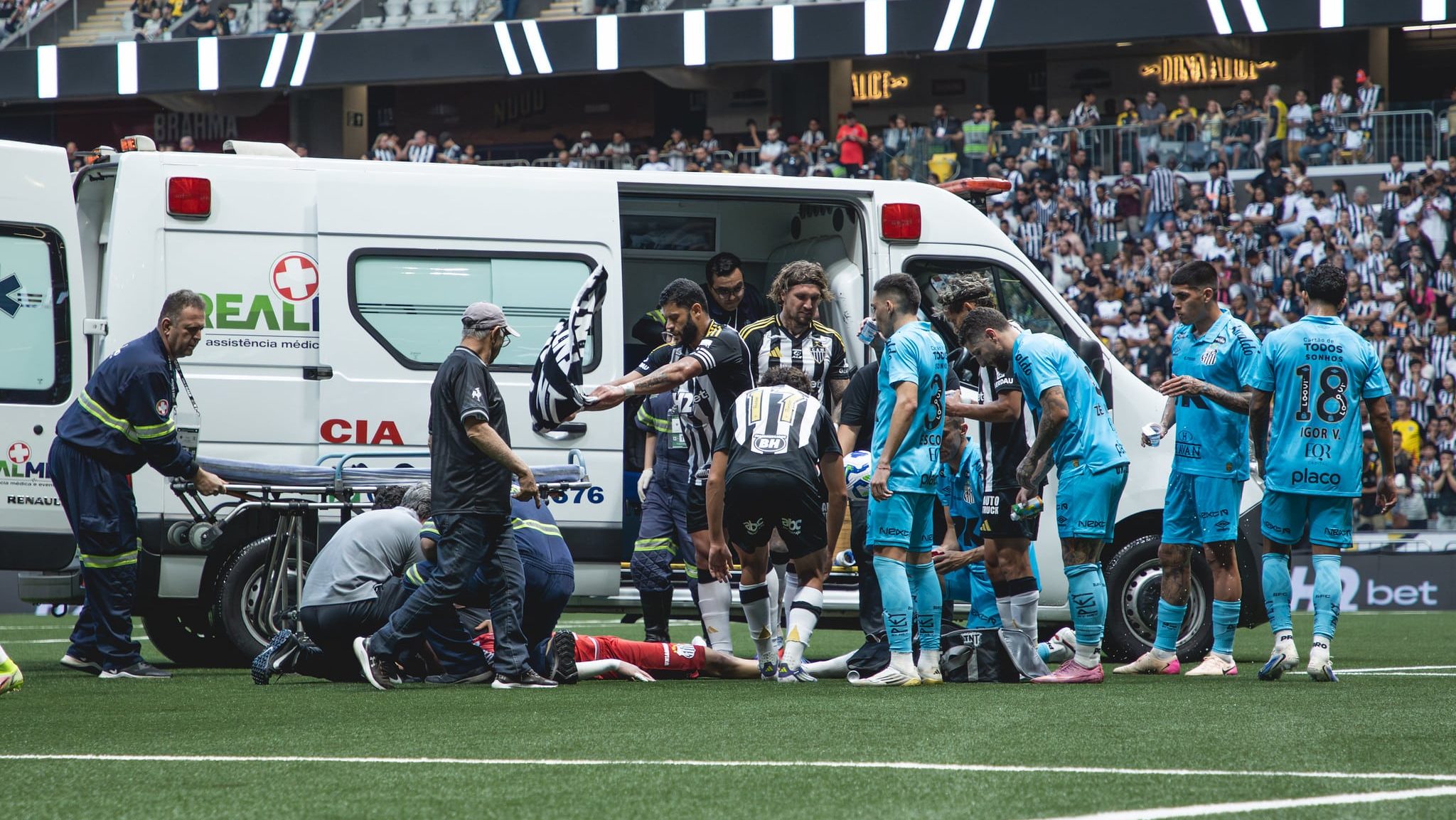 Ambulância retirou Gabriel Brazão minutos após dividida com Igor Gomes