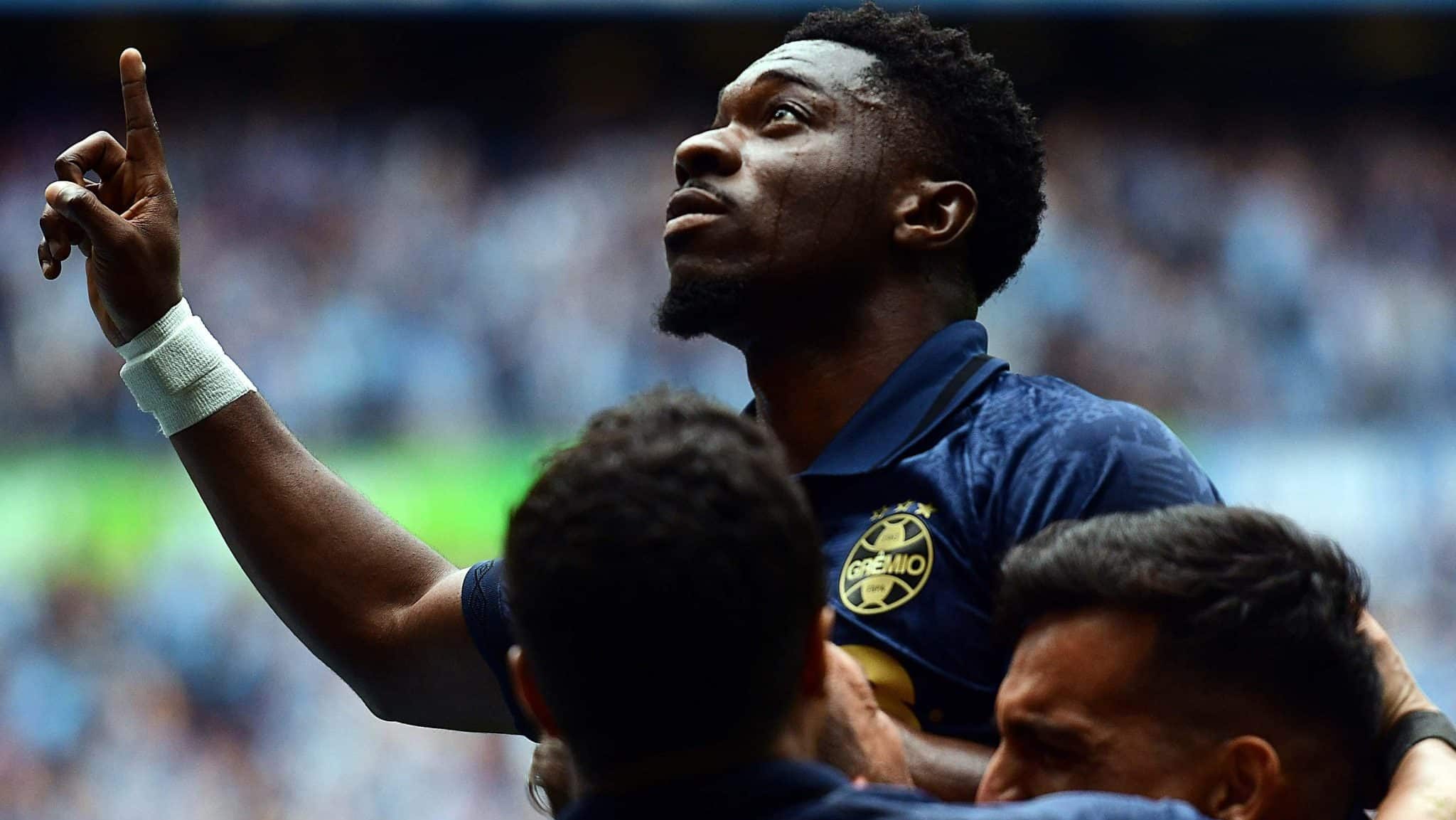 Amuzu comemorando gol do Grêmio sobre o Vitória