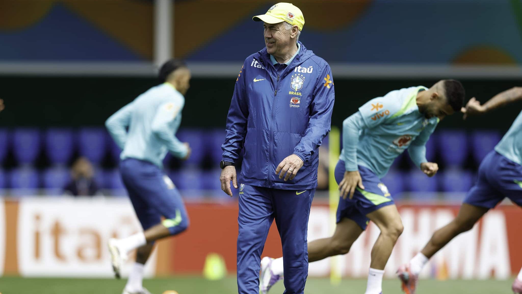 Carlo Ancelotti em treinamento da Seleção