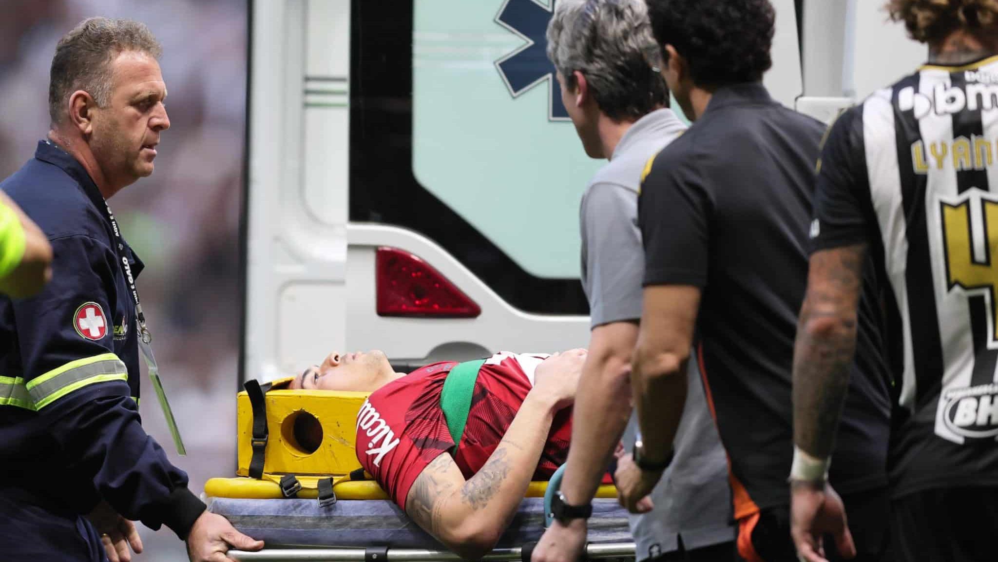 Gabriel Brazão foi retirado de maca do jogo entre Atlético-MG x Santos