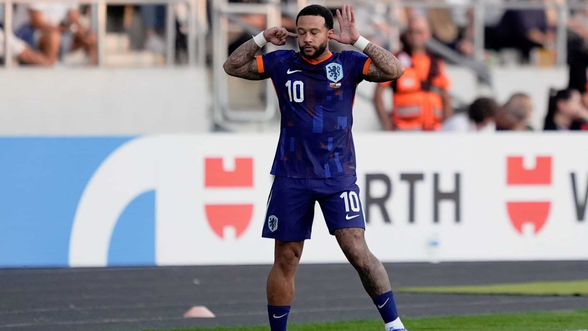 Memphis Depay comemorando gol pela Holanda