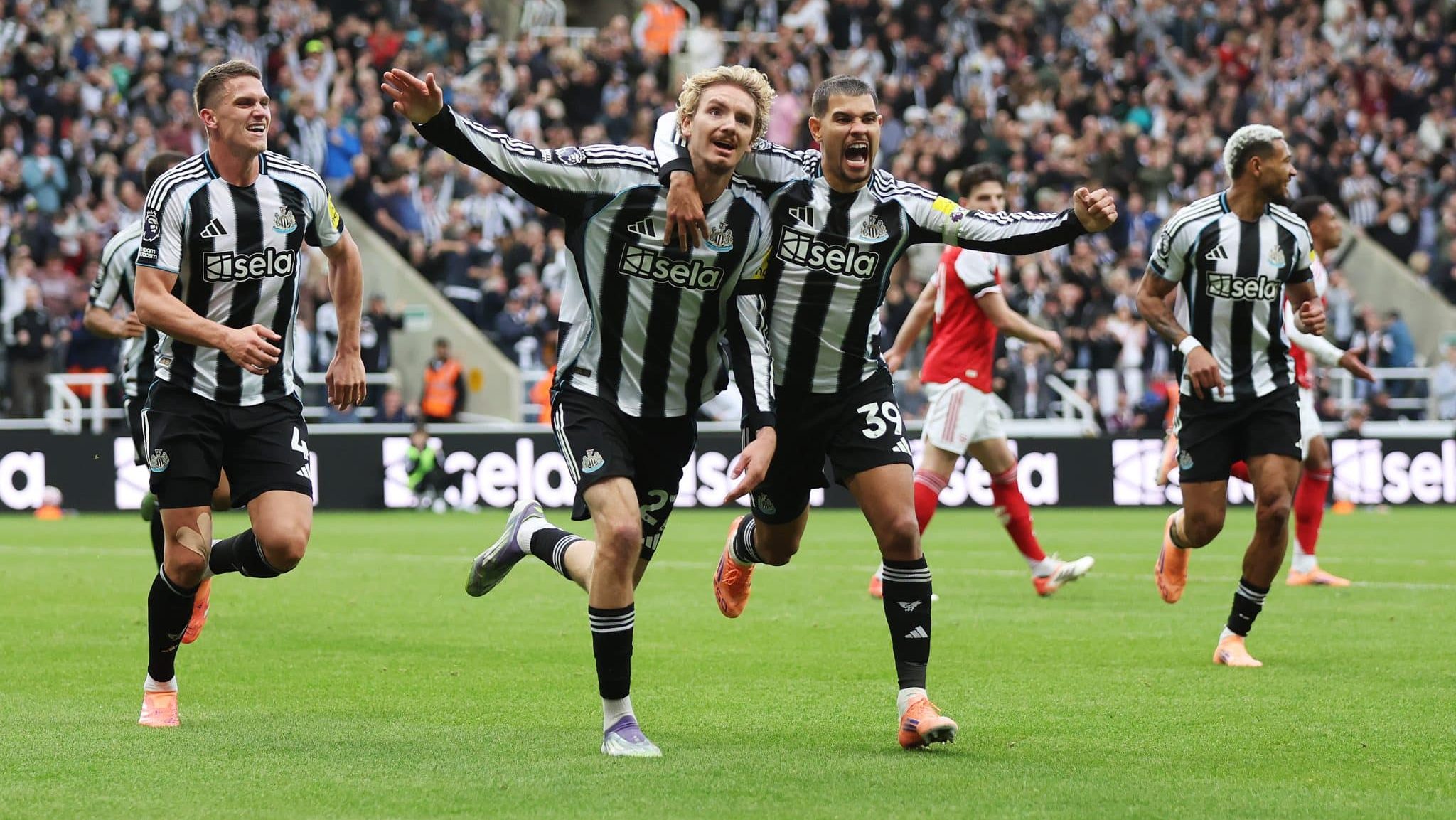 Woltemade comemorando gol do Newcastle sobre o Arsenal