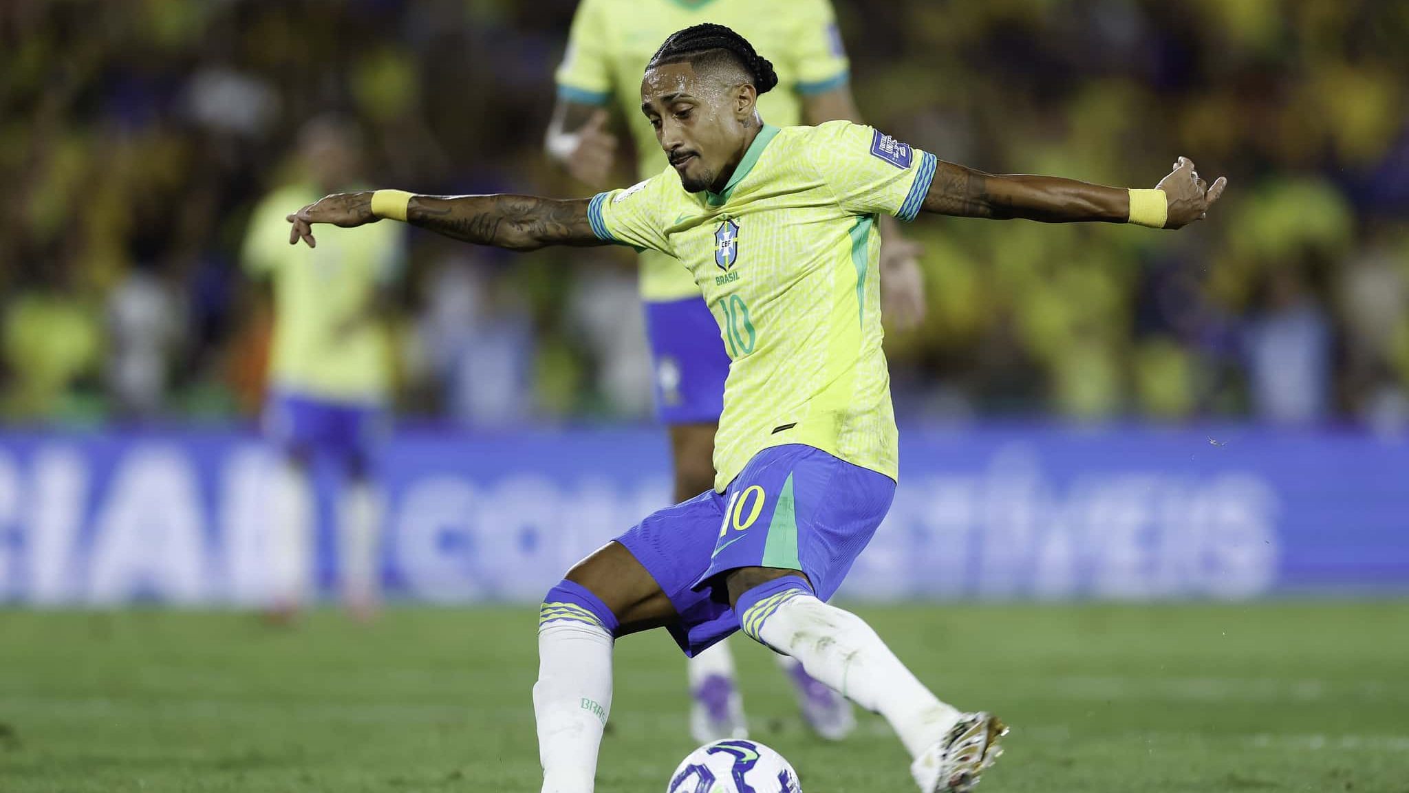 Raphinha em ação contra o Chile - @rafaelribeirorio I CBF