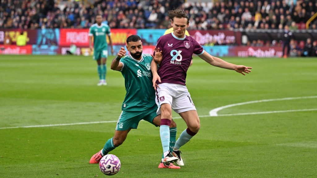 Salah em disputa de bola em Liverpool x Burnley