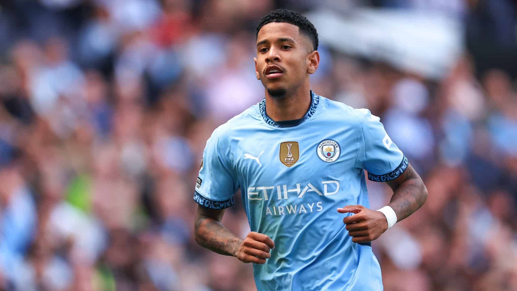 Savinho em ação pelo Manchester City