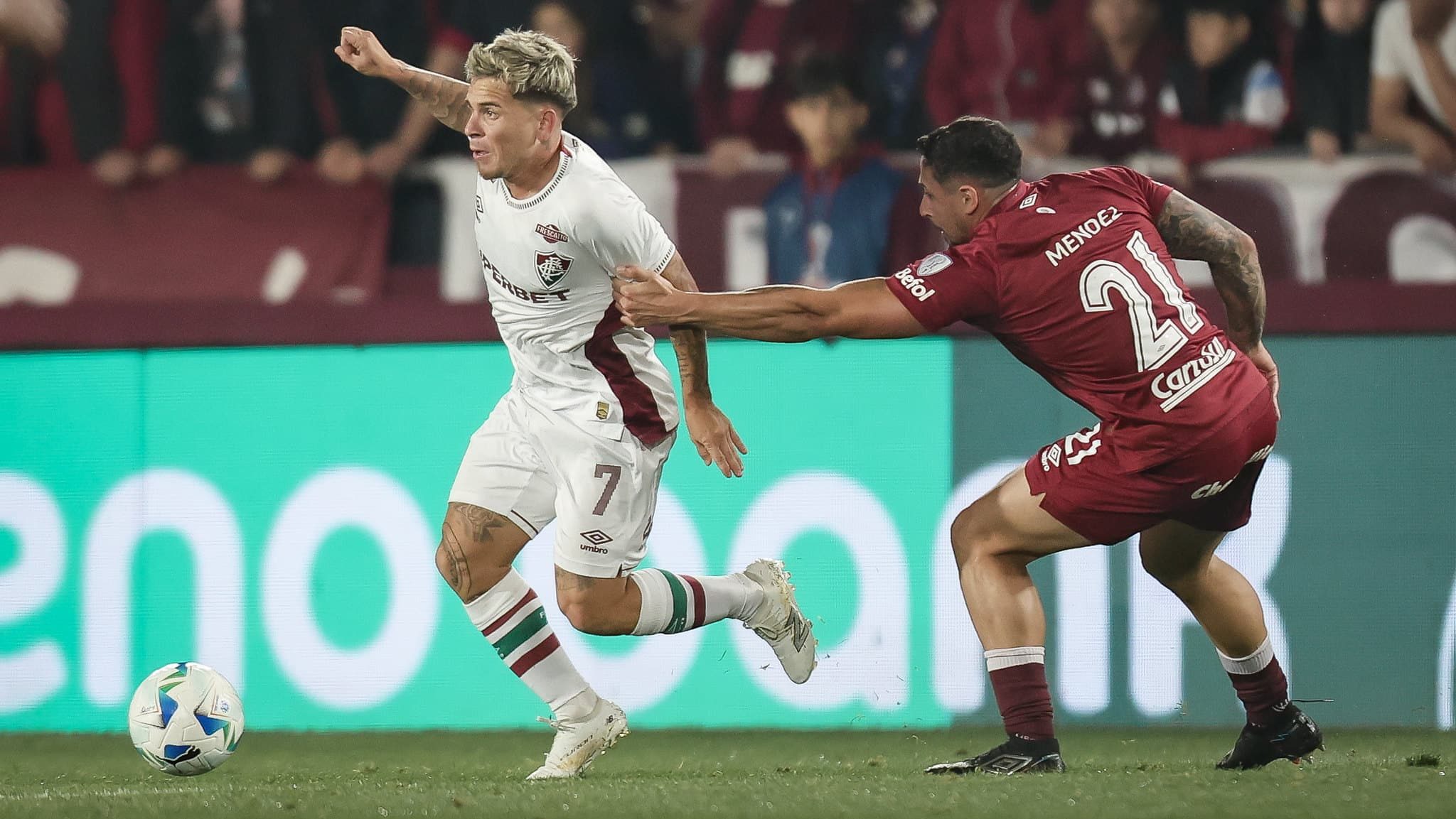 Soteldo em ação pelo Fluminense contra o Lanús