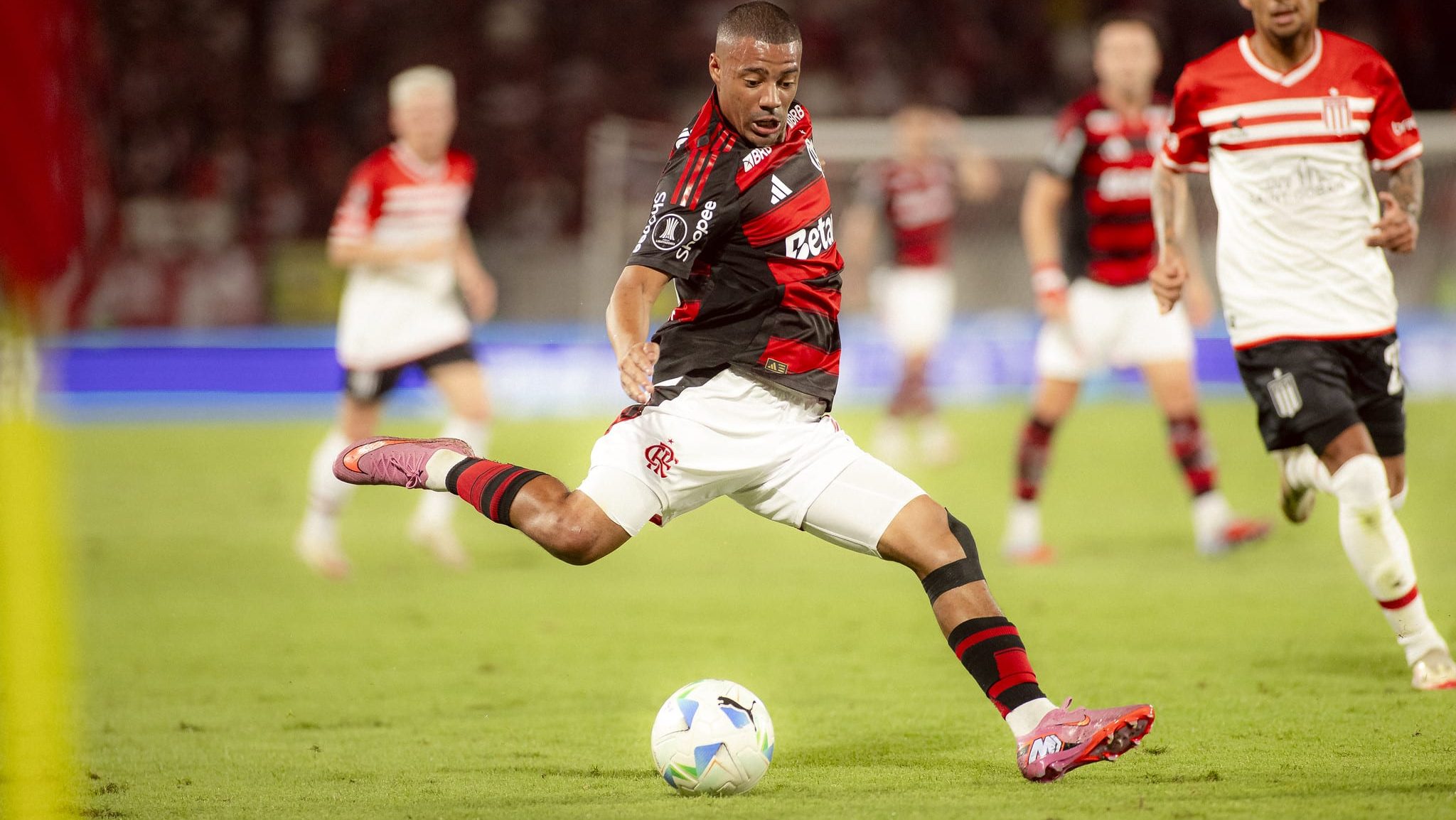 De La Cruz chuta bola