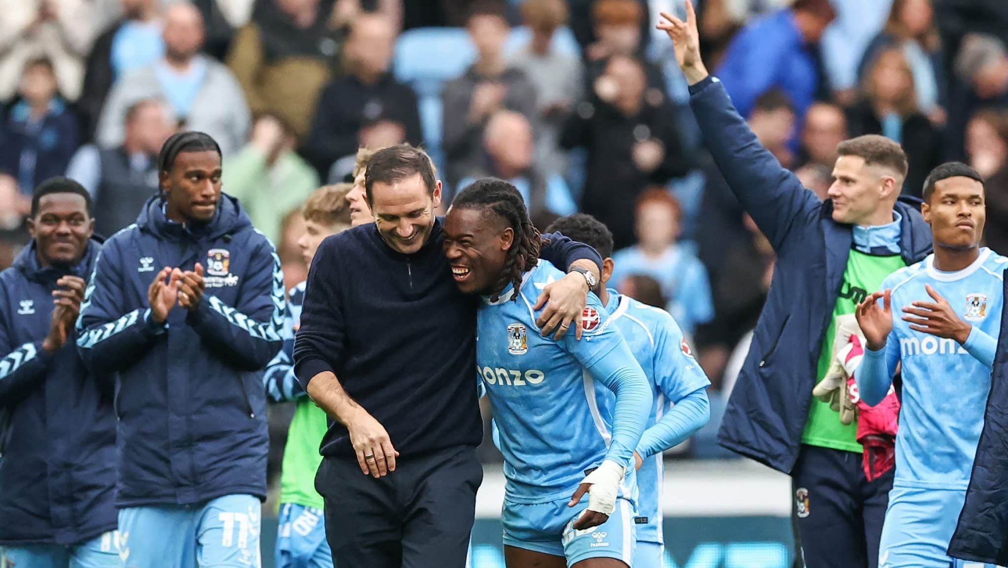 Frank Lampard e Brandon Thomas-Asante comemoram vitória do Coventry City